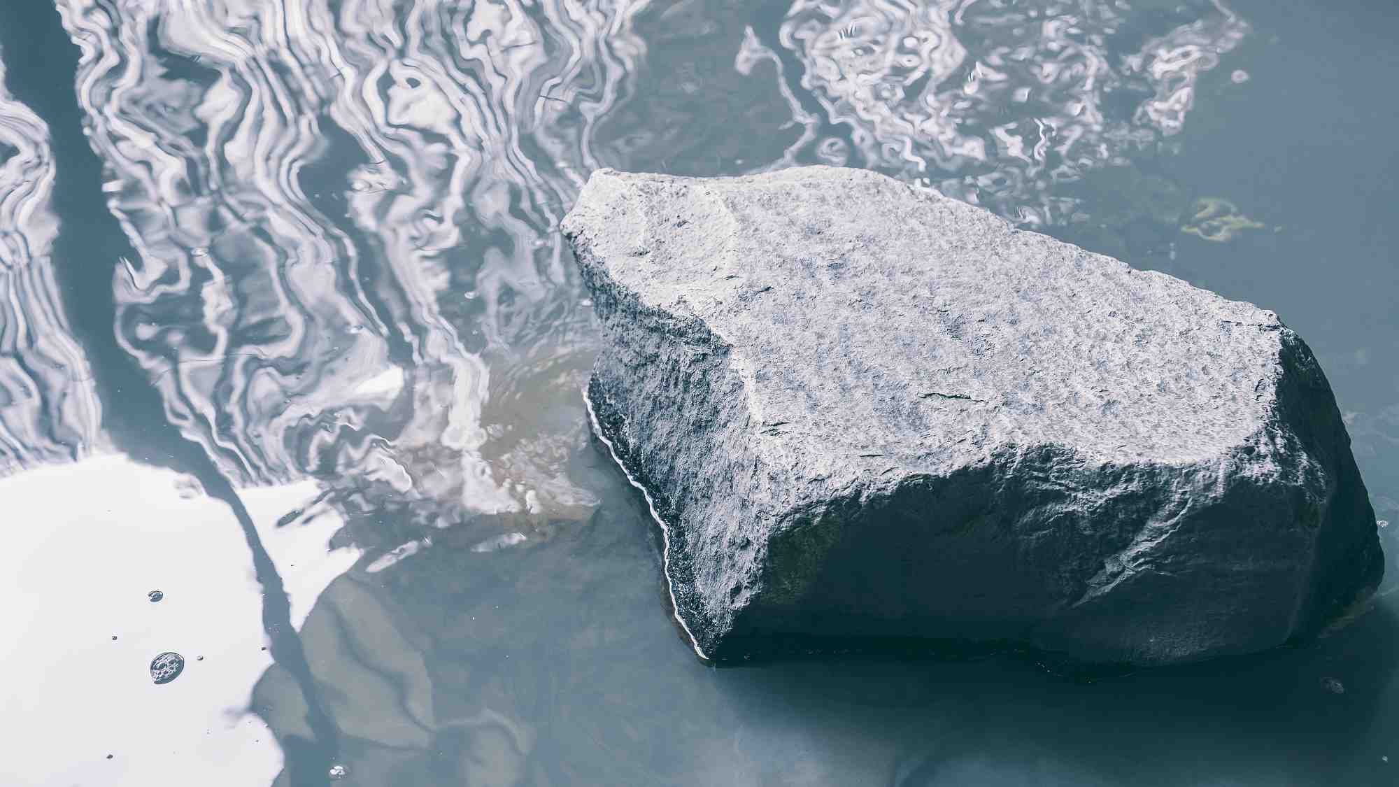[Open-air bath] The hot spring water drawn from Minami Jigokudani is characterized by its black muddy water that is rich in hot spring ingredients.