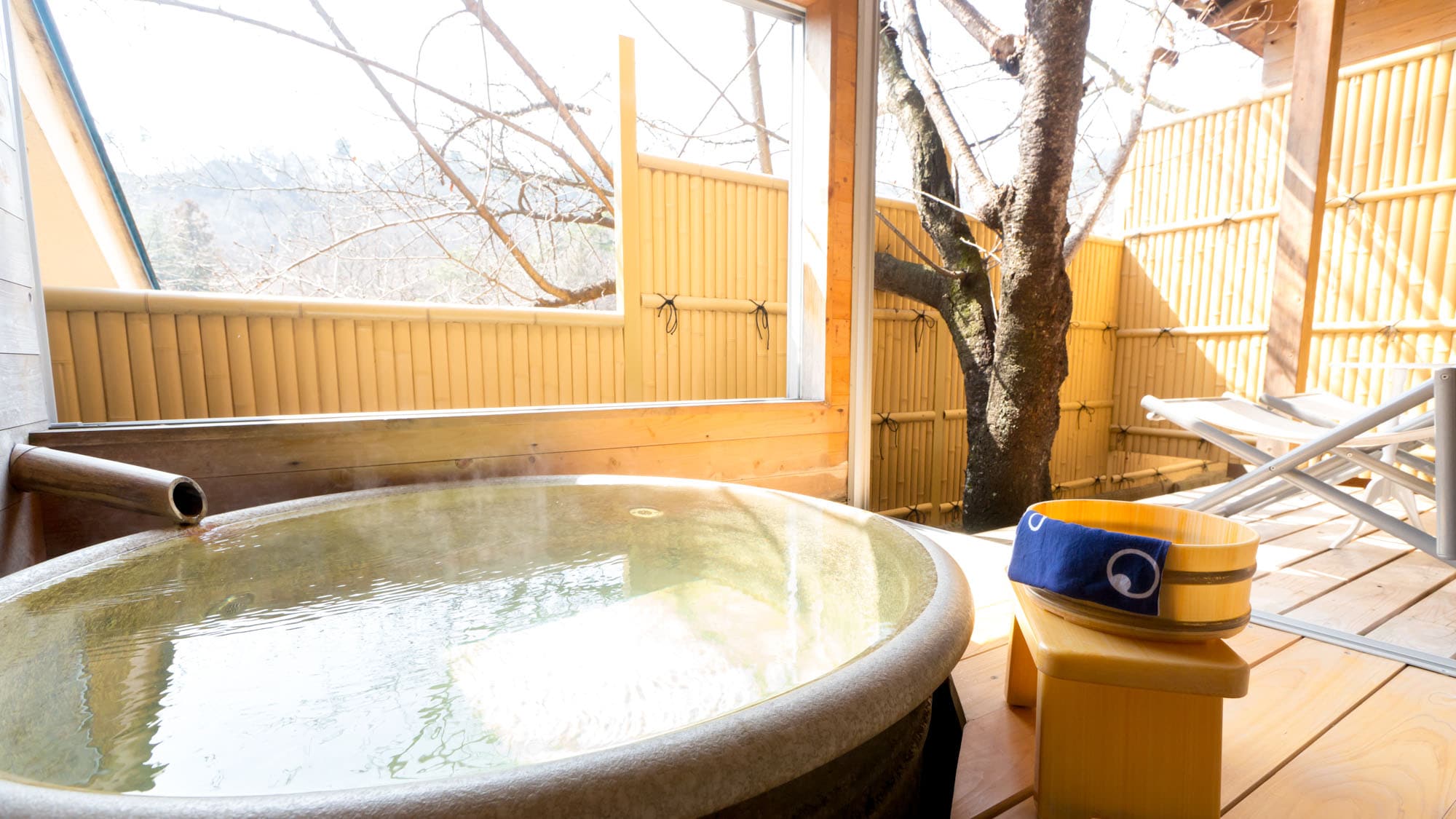 [Room with open-air bath] Shigaraki ware bathtub
