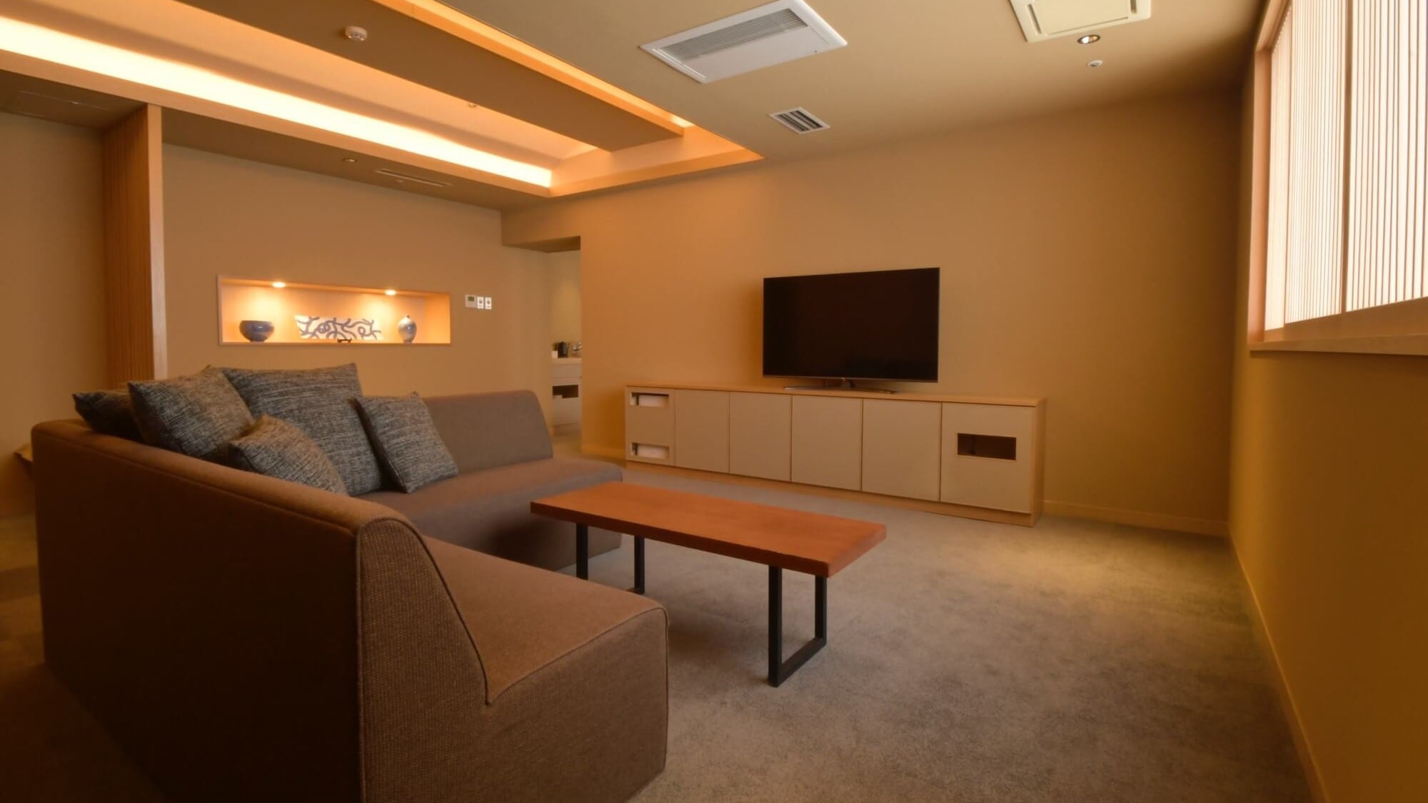 [Room with hot spring on the city side: "Shiho" (120 square meters)]
