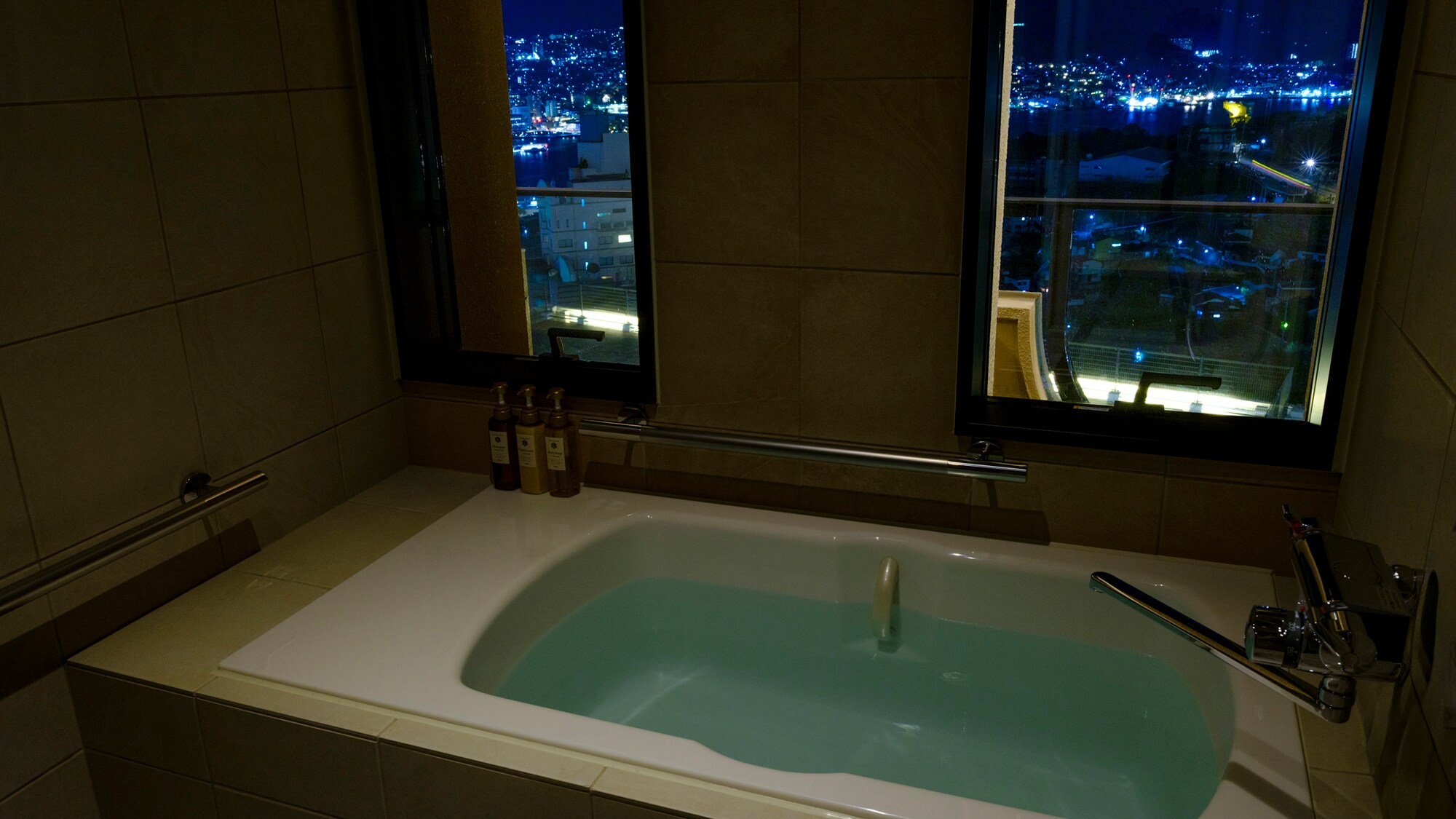 ห้องจูเนียร์สวีทวิวท่าเรือ UDVB พร้อมห้องน้ำวิว