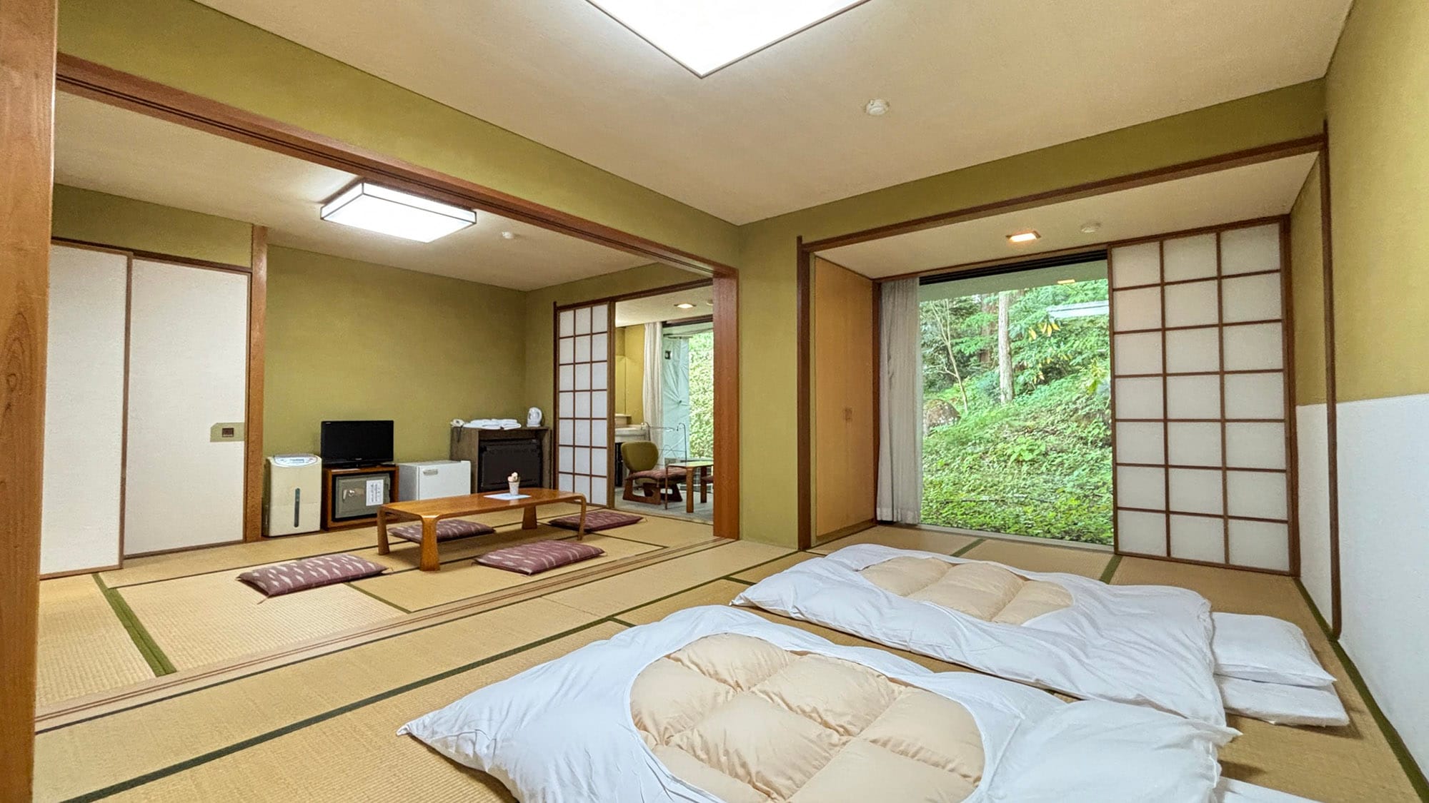 ・[Phòng theo phong cách Nhật Bản, 15 chiếu tatami] Ánh sáng mặt trời chiếu qua hai cửa sổ kính và cây xanh yên tĩnh sẽ giúp bạn xua tan đi sự ồn ào, náo nhiệt.