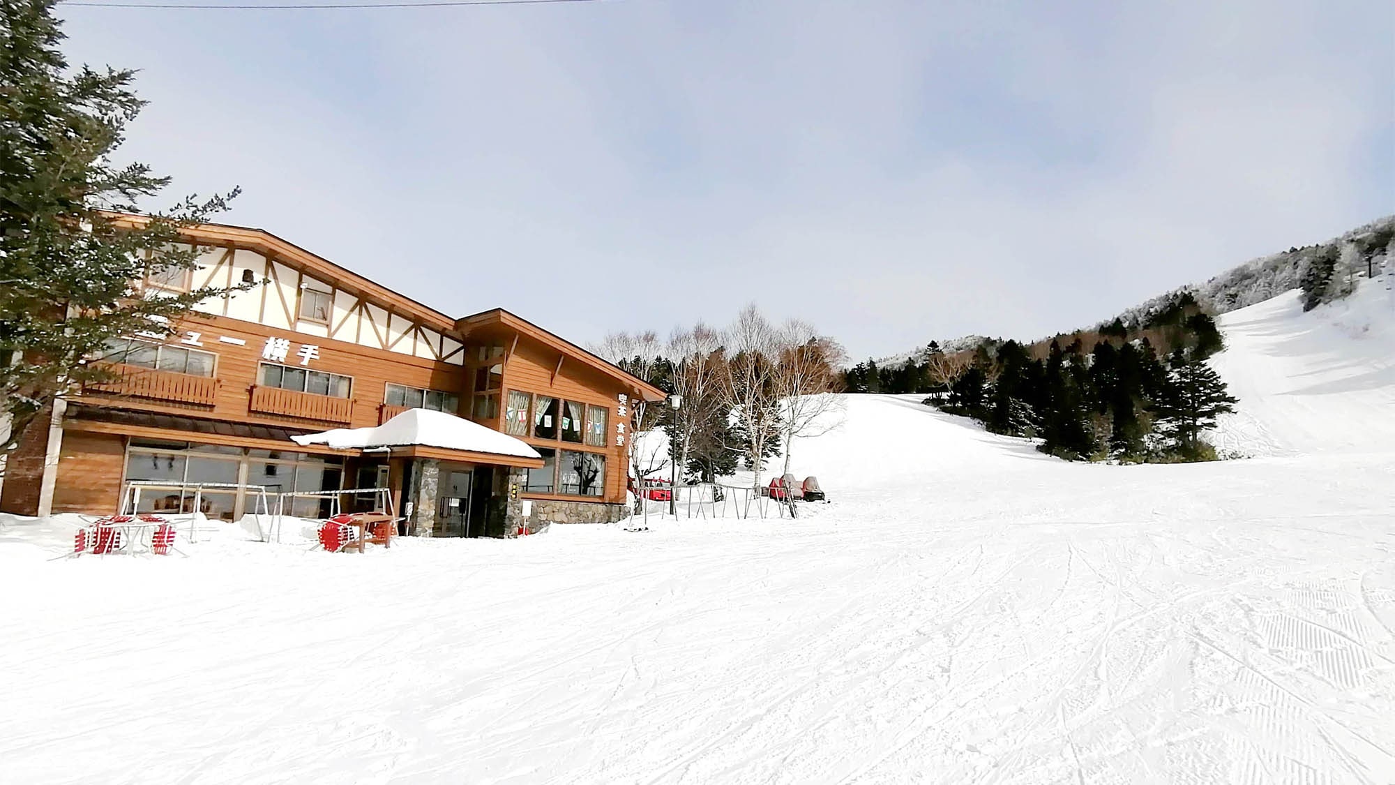 ・[Exterior] Great location; in winter you can ski just 0 seconds after leaving the inn!