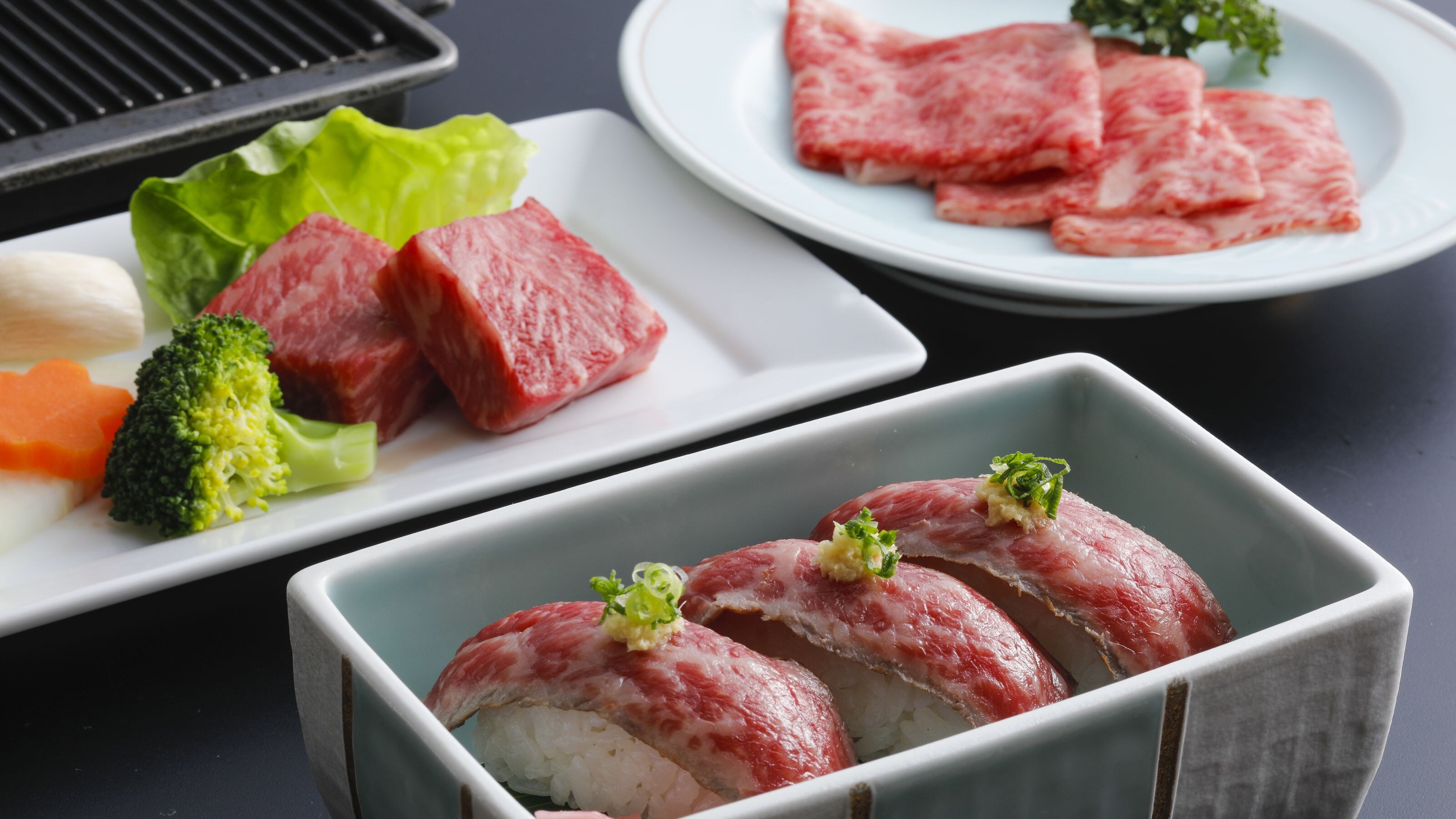 * 三重伊予牛肉“丝味”的三个例子：涮涮锅、牛排和烤寿司