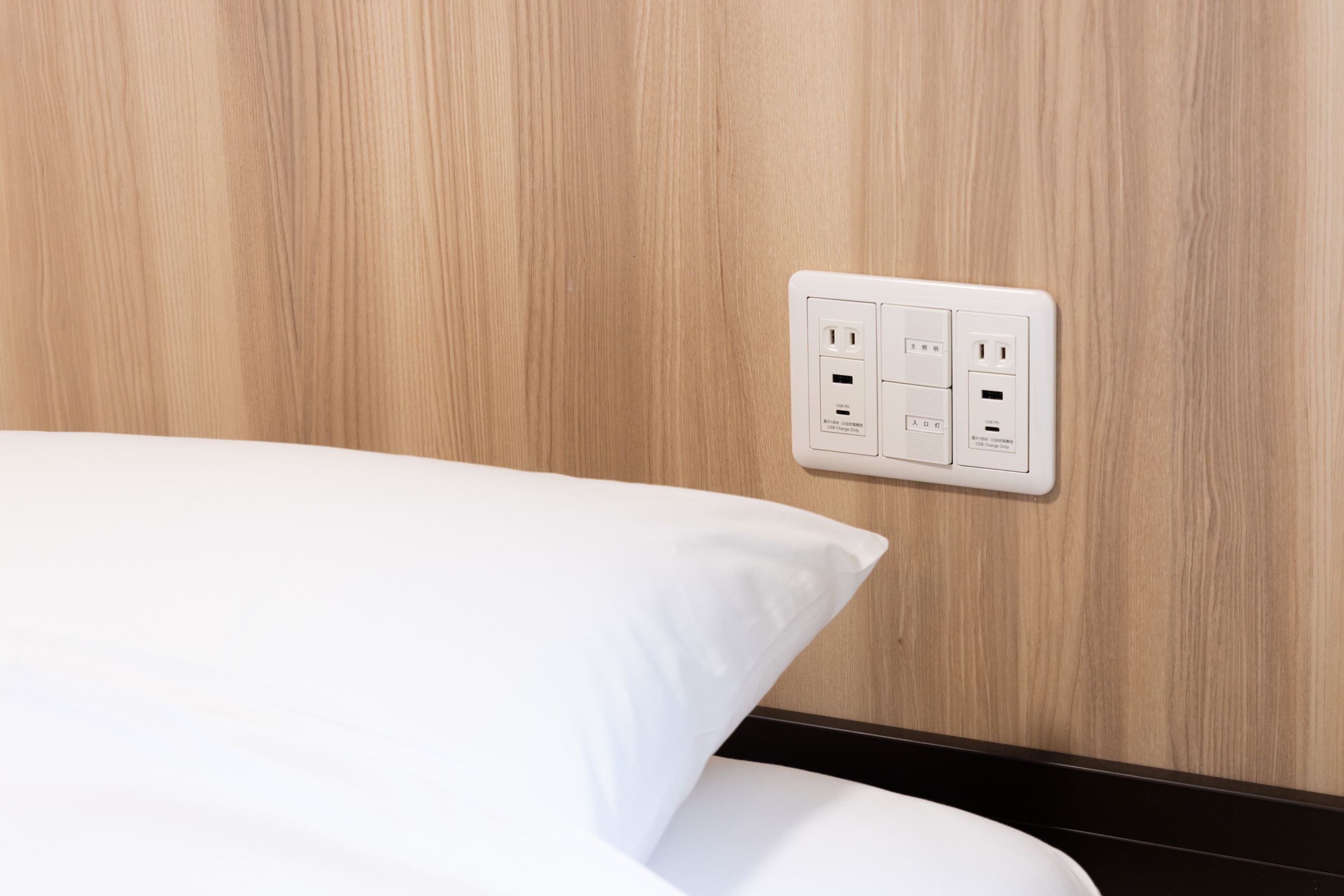Có một ổ cắm USB đặt cạnh giường (rất tiện lợi để sạc điện thoại di động).