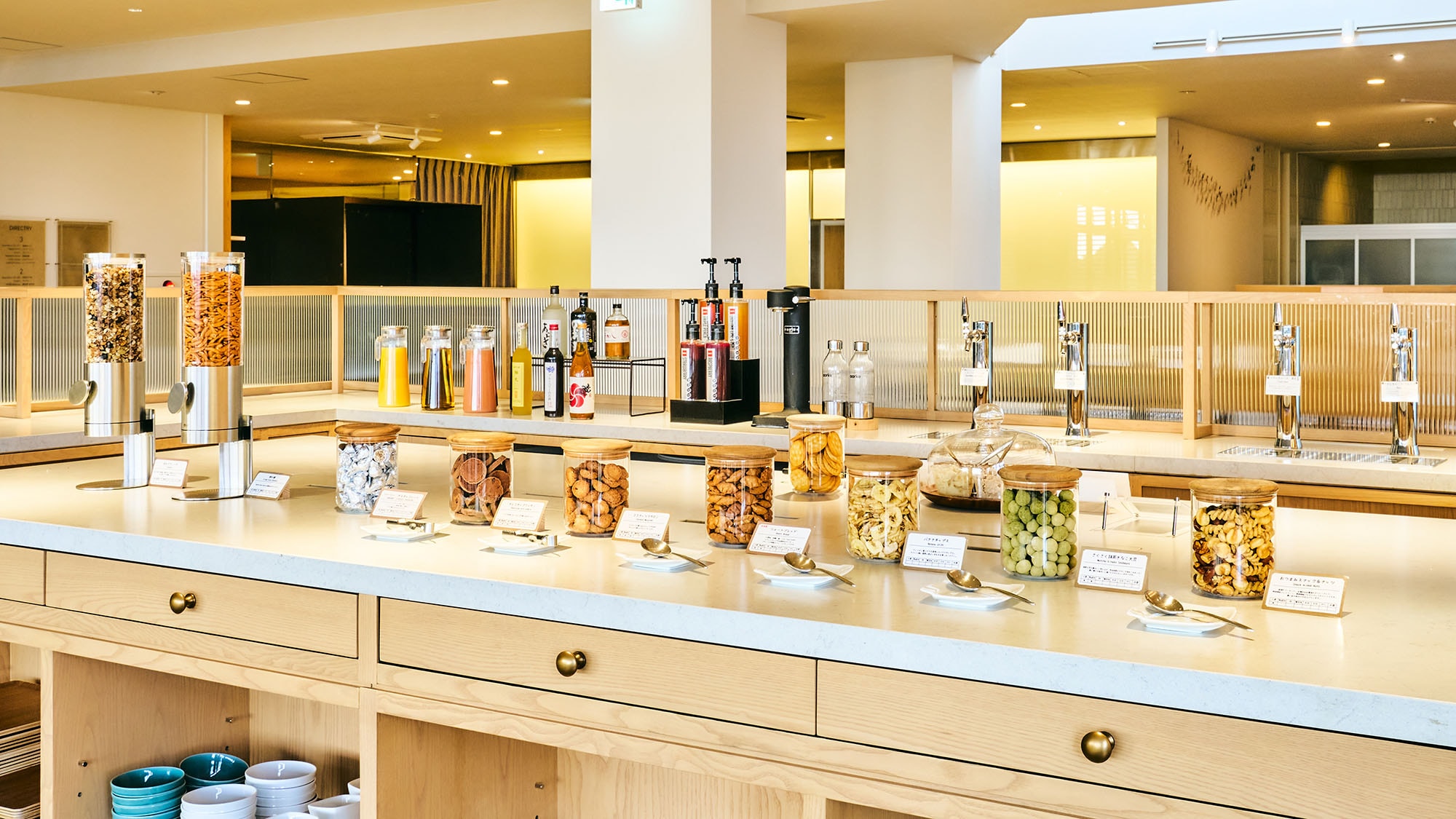・[Lounge] Berbagai pilihan makanan ringan tersedia di lounge. Anda dapat menikmati pemandangan yang spektakuler.