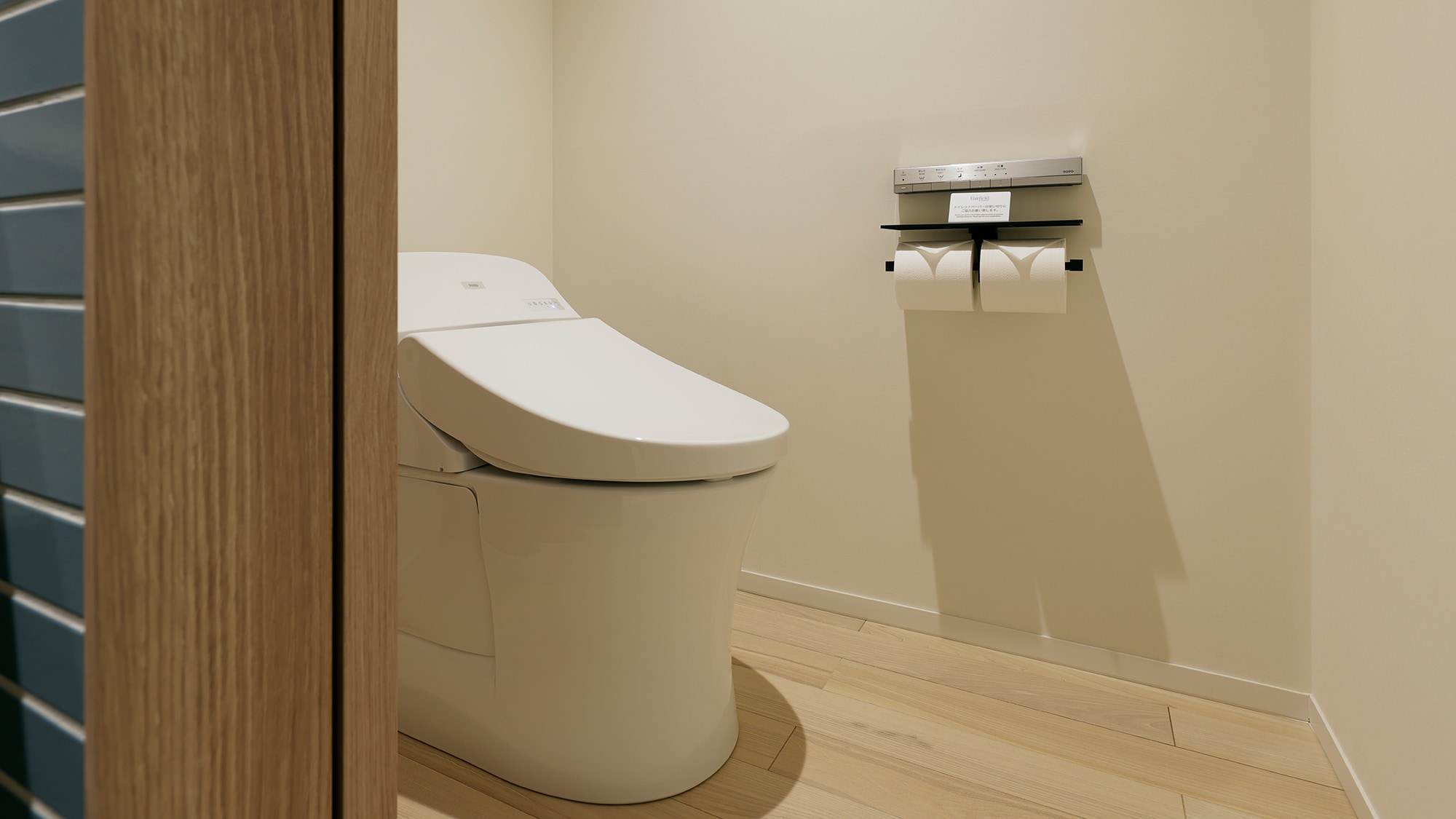 Bathroom: The bath and toilet are separate, so you can use your time efficiently when getting ready to go out in the morning.