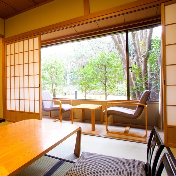 Japanese-style room with wide rim, 8 tatami mats. The bath and toilet are also separate.