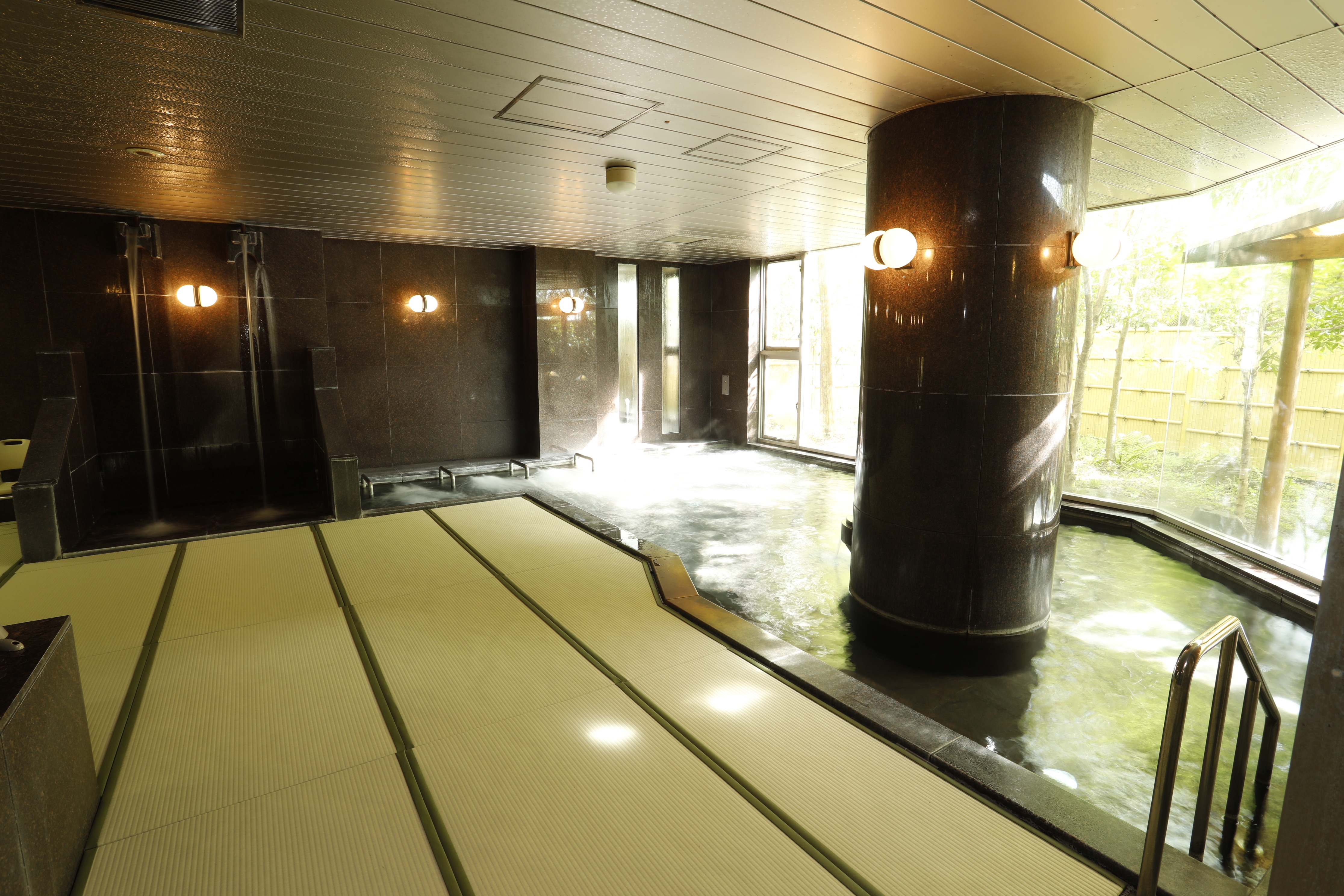 Tatami-floored large bath 1