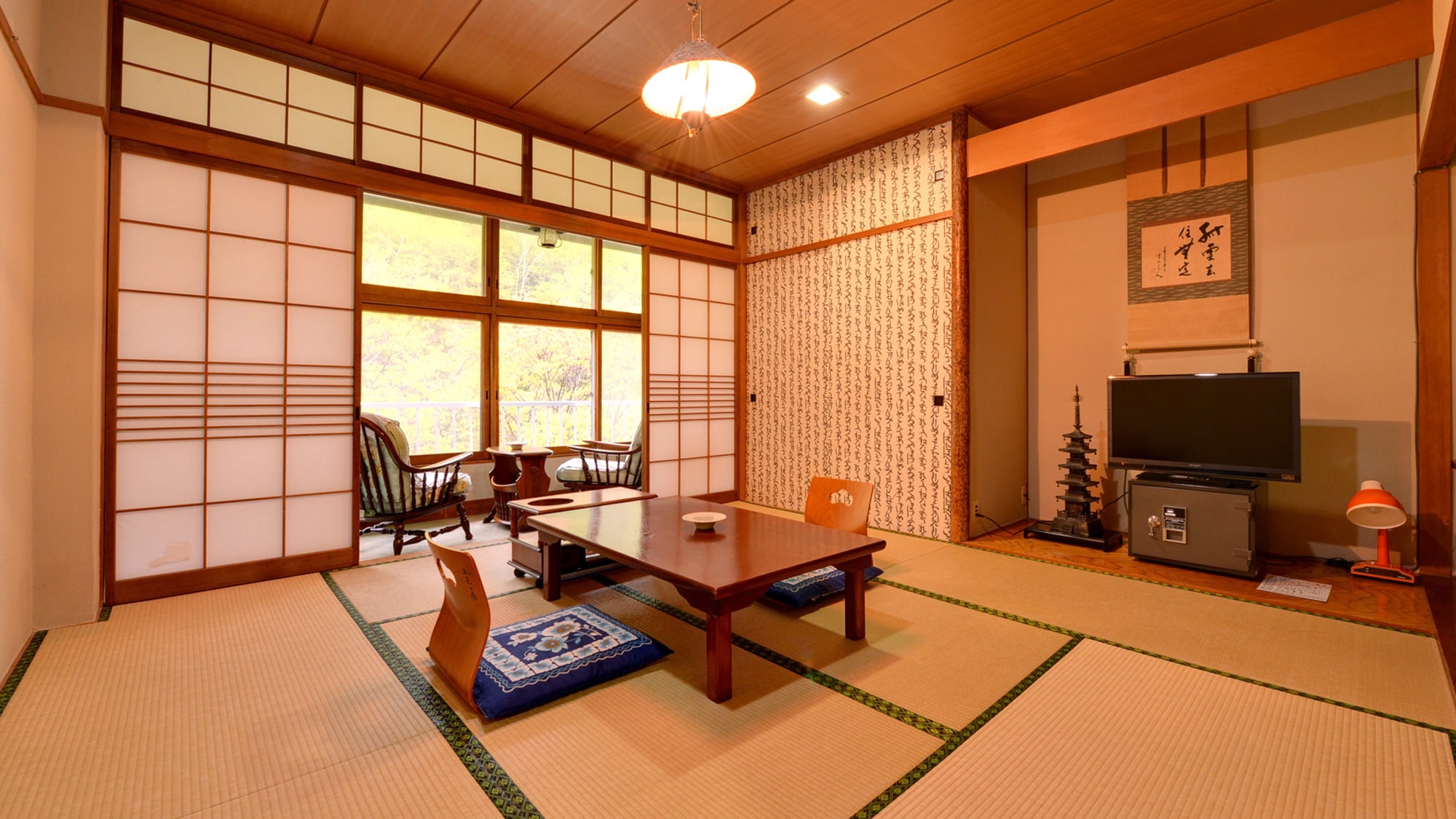 ※本館日式房間（客房範例）/可眺望山谷的純日式房間。從窗戶看到的景色彷彿與大自然融為一體。