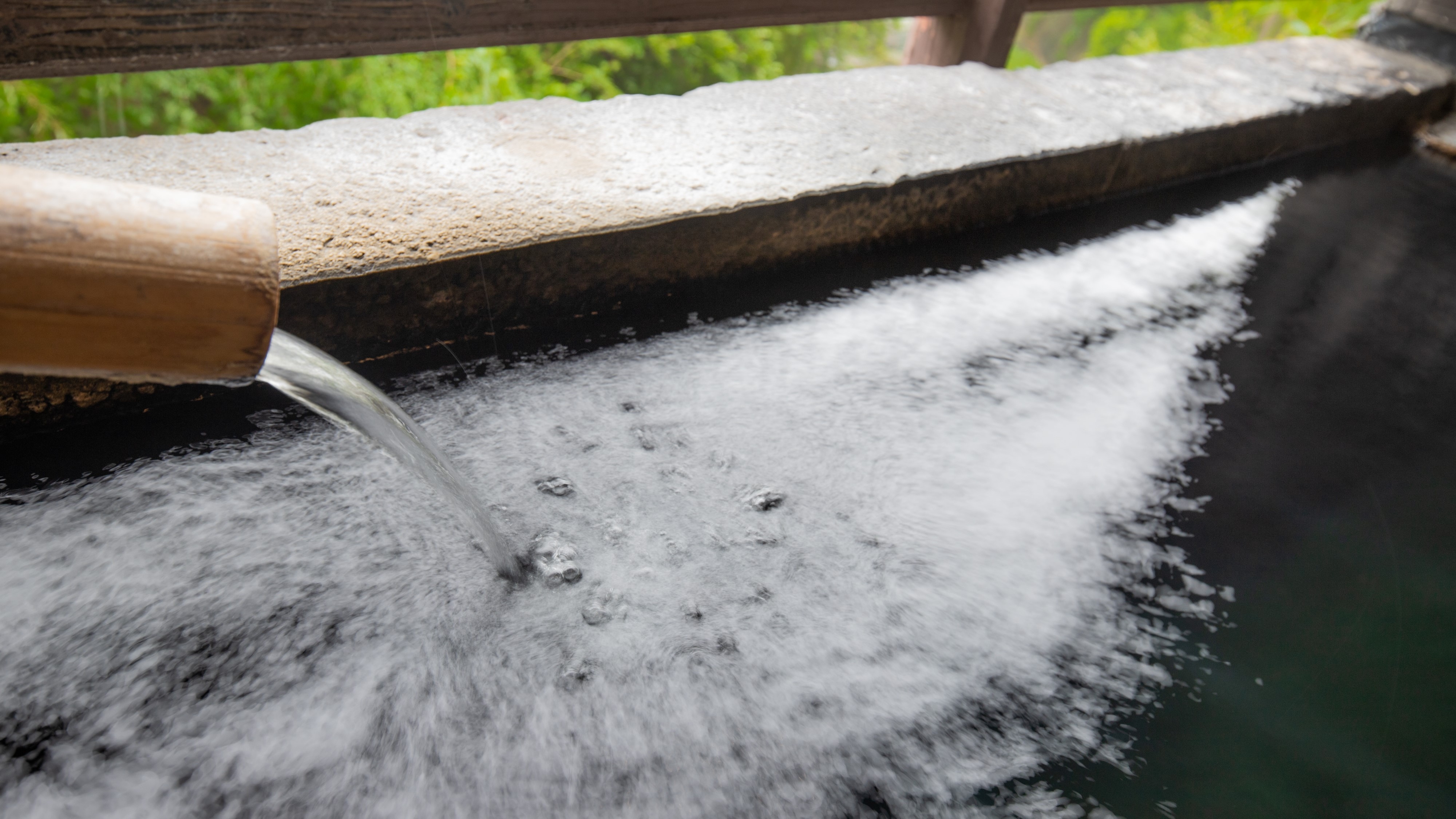 Guest rooms: Guest rooms with semi-open-air baths/Enjoy the natural beauty of Kokonoe and the hot springs that flow directly from the source