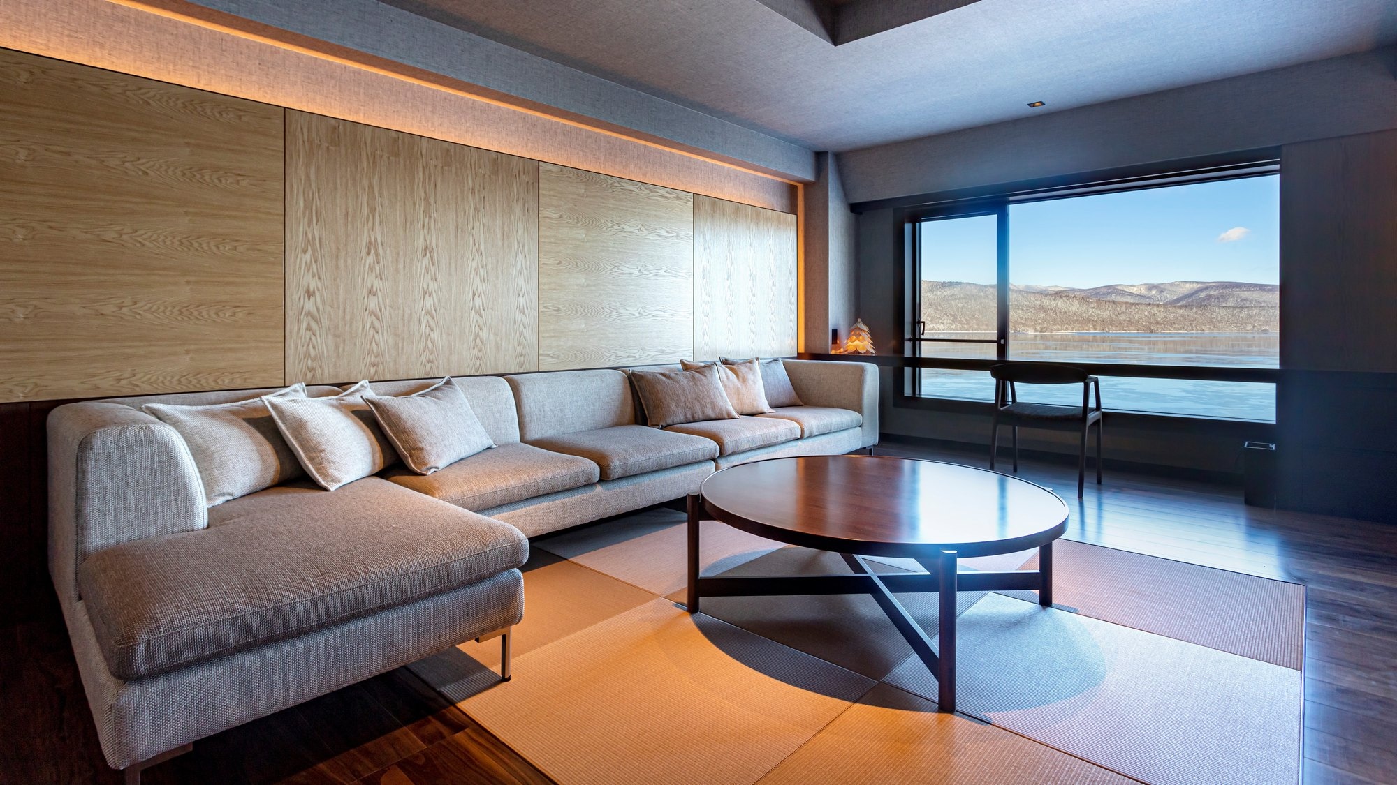 [Lake side] Example of DX Japanese-Western style room (with bath) / living room with large sofa (image)