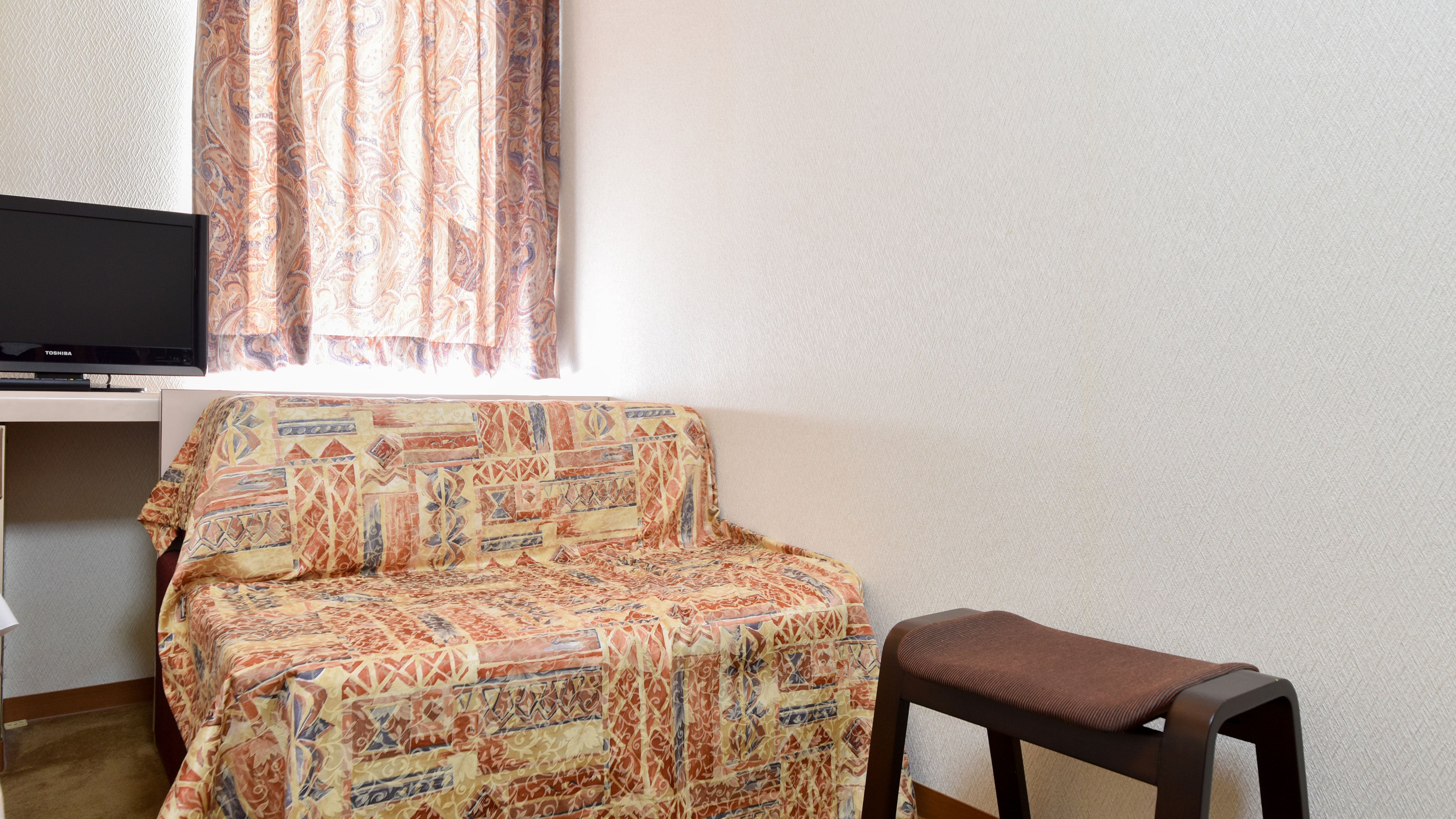 * [Non-smoking / single] A spacious room where you can relax on a sofa.