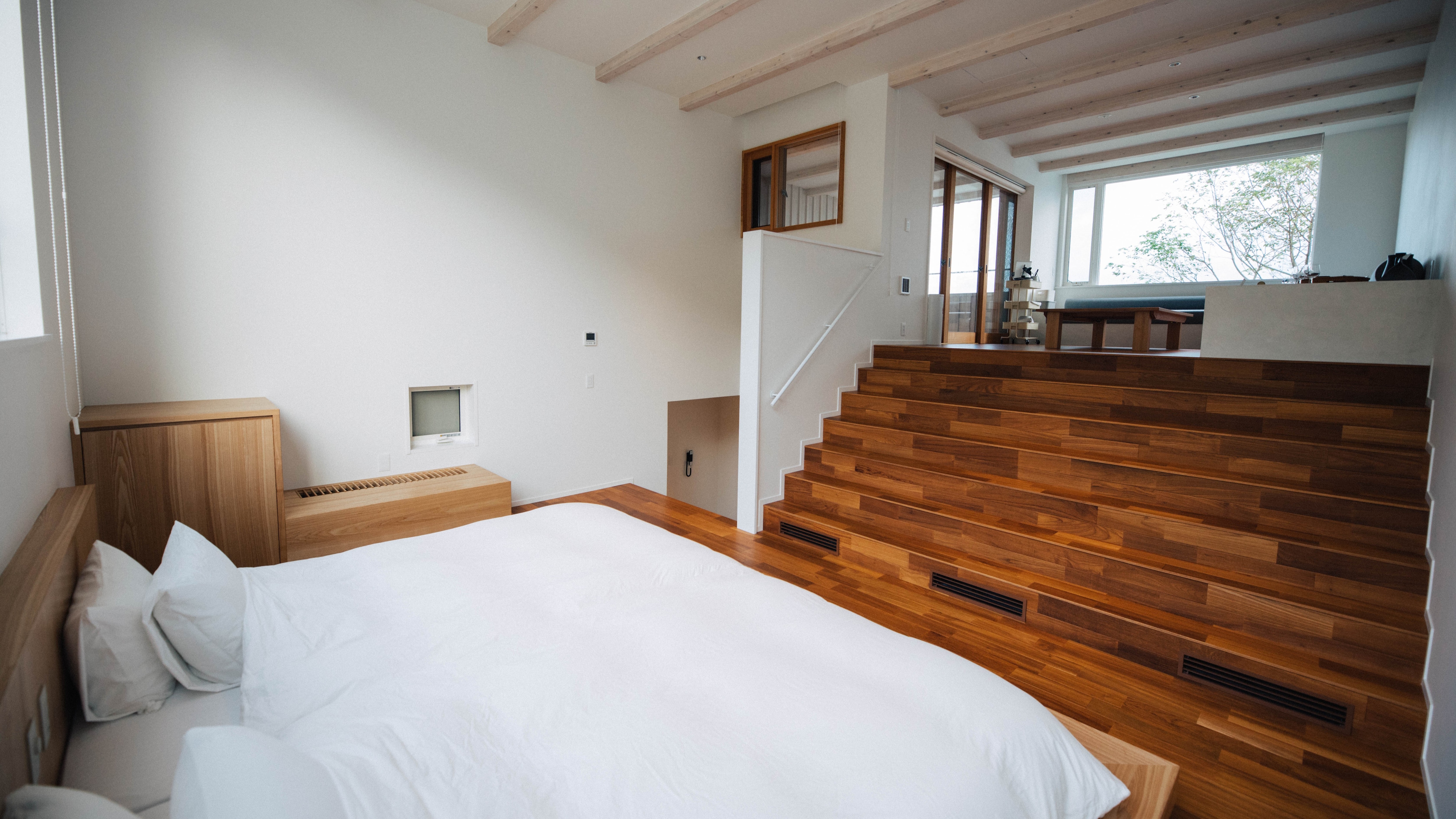 [Maisonette outdoor kitchen] If you go up the stairs from the bedroom, you will find the living room and terrace kitchen.
