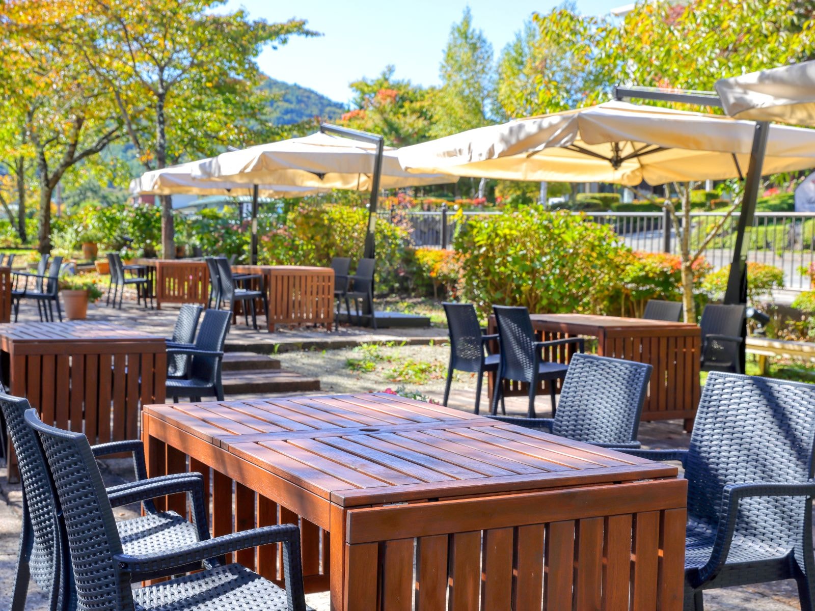 [Ngoại thất] Khu vườn trước khách sạn