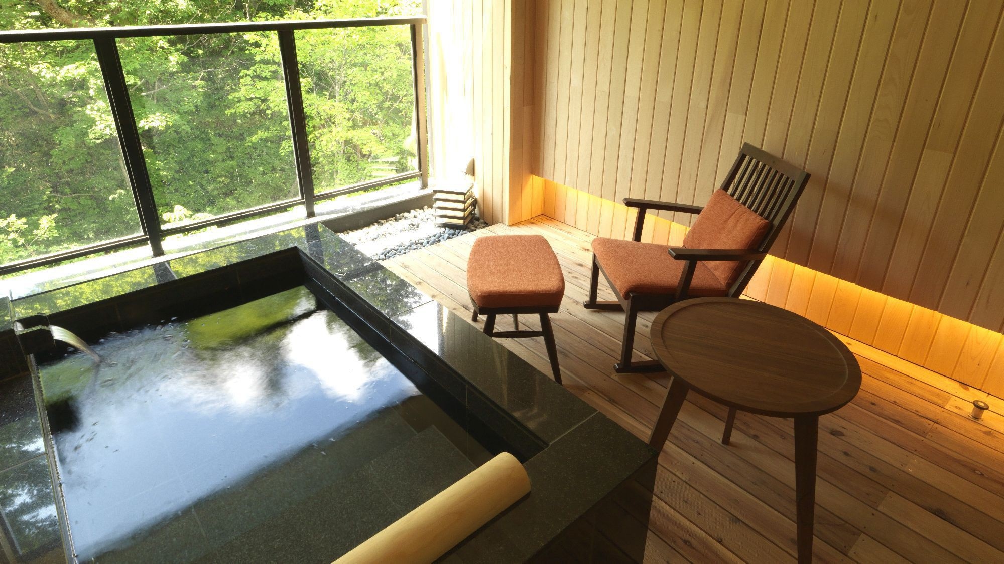 ◆ 帶溫泉露天浴池的套房（例）/雙床+榻榻米空間，日式和西式房型。