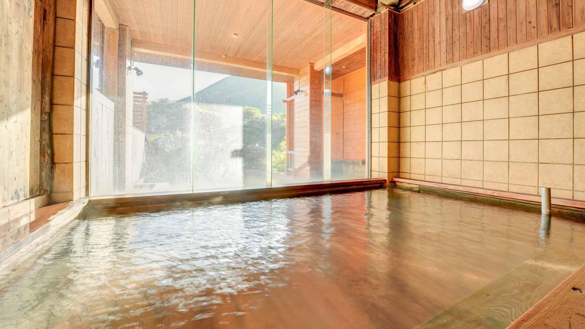 * [Large communal bath (indoor bath)] You can enjoy the hot springs flowing directly from the source for 24 hours.
