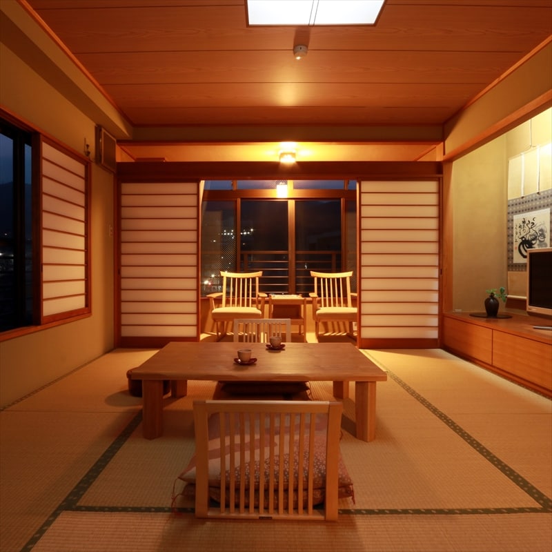 Kamar bergaya Jepang yang menenangkan di mana Anda dapat merasakan suara gumaman