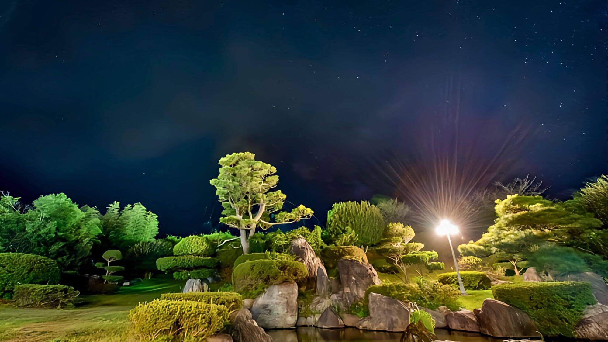 【星鳥縣的夜空】 鳥取縣一年四季都是天文觀測的好地方。晴朗的夜晚，可以從露天浴池欣賞星空。