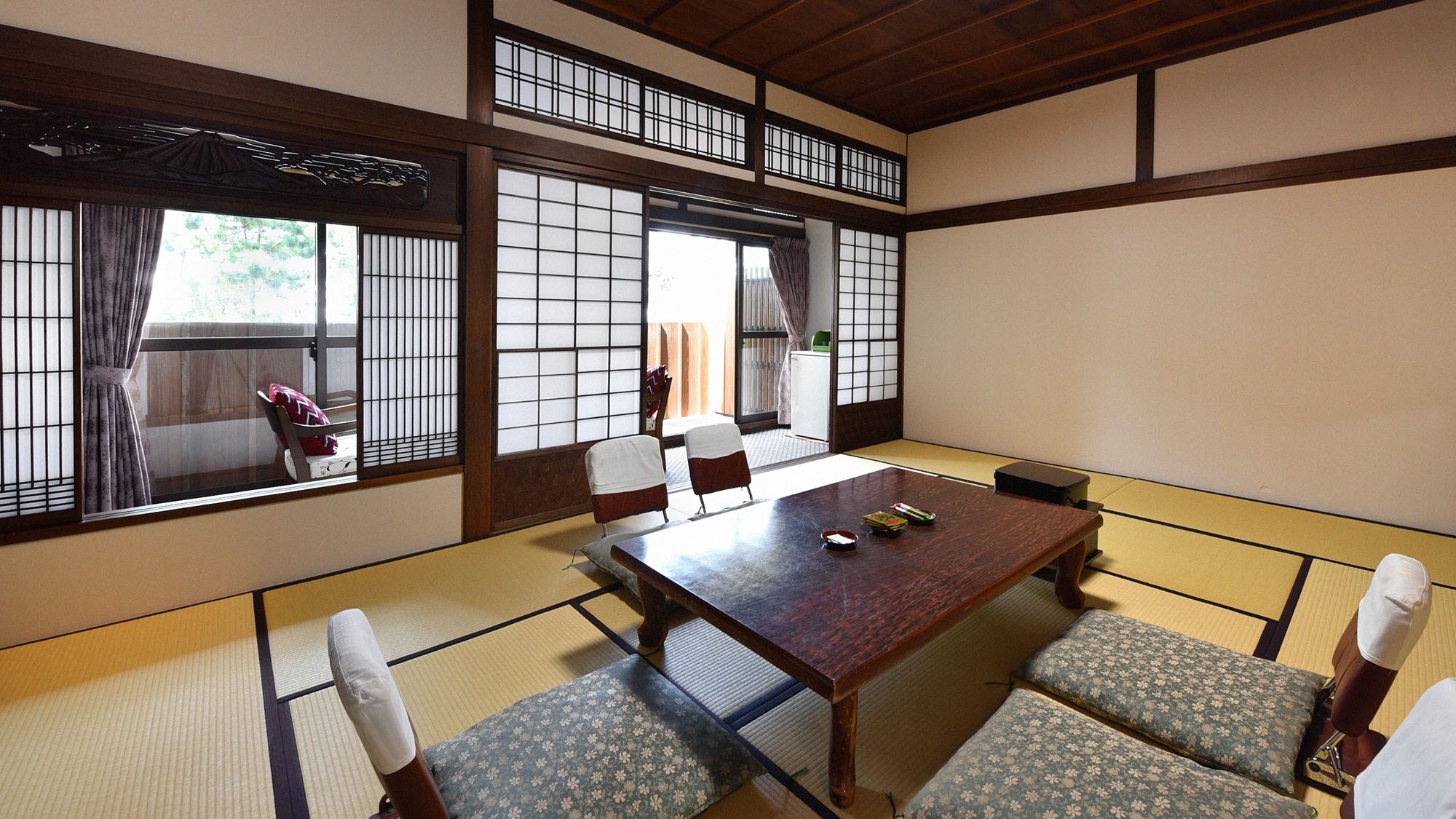 ・[Example of a 12-tatami room in the Sukiya style] A room with a nostalgic feel