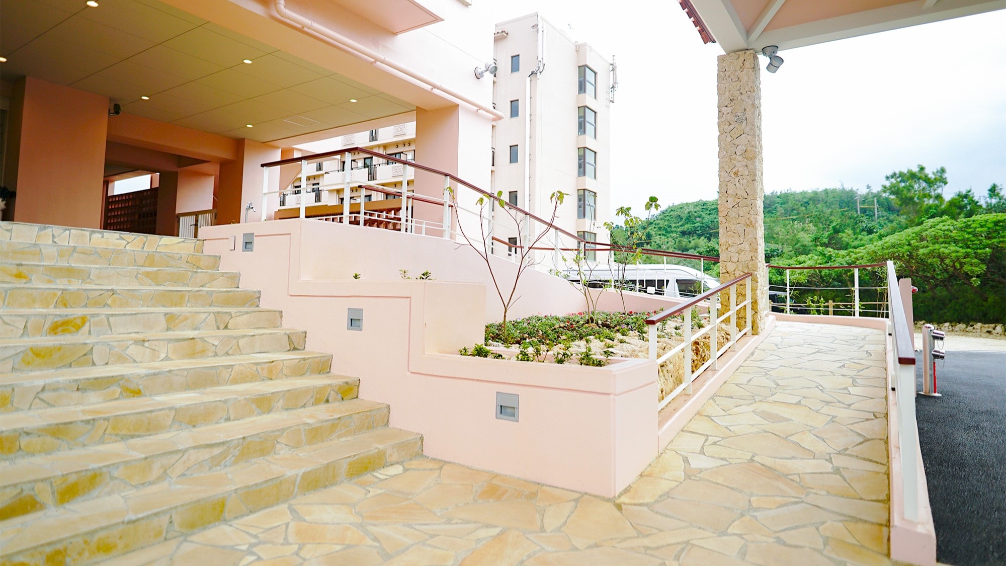 [Easy Access Rooms] We have rooms available that are wheelchair accessible and hassle-free for those in wheelchairs.