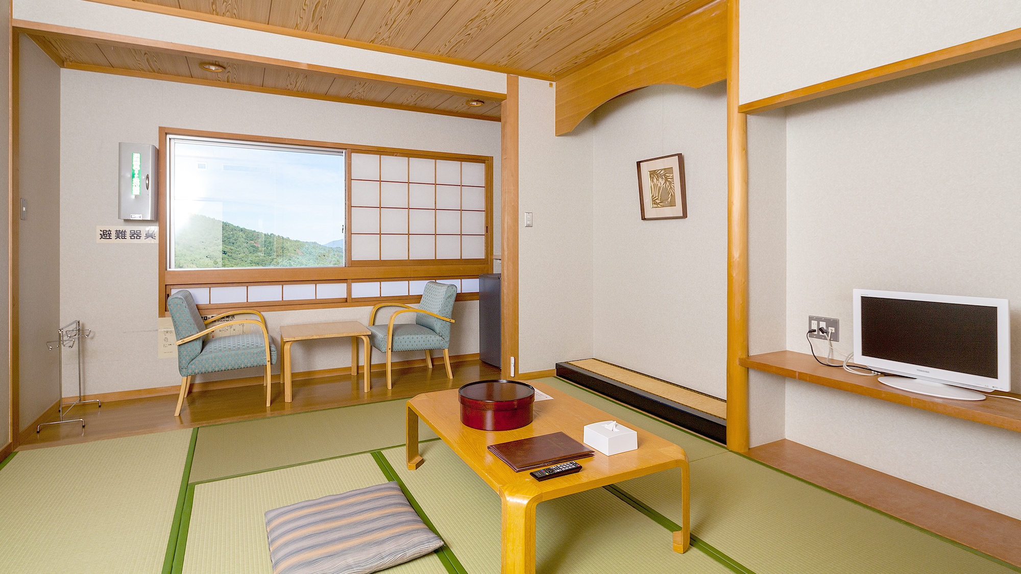 [Example of Japanese-style room] The view from the window has a mountain view.