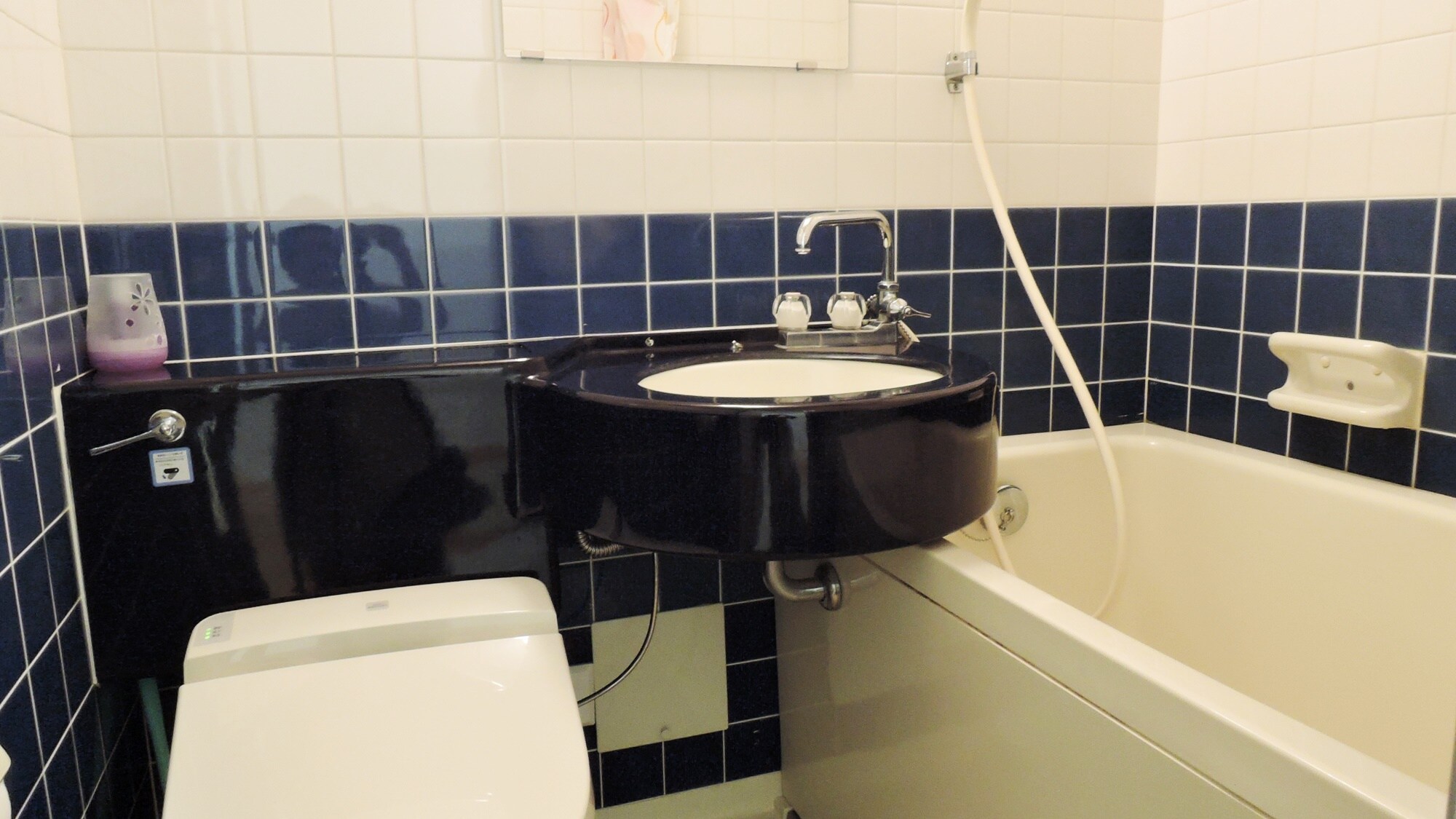 * [Western-style twin room] Unit bath available