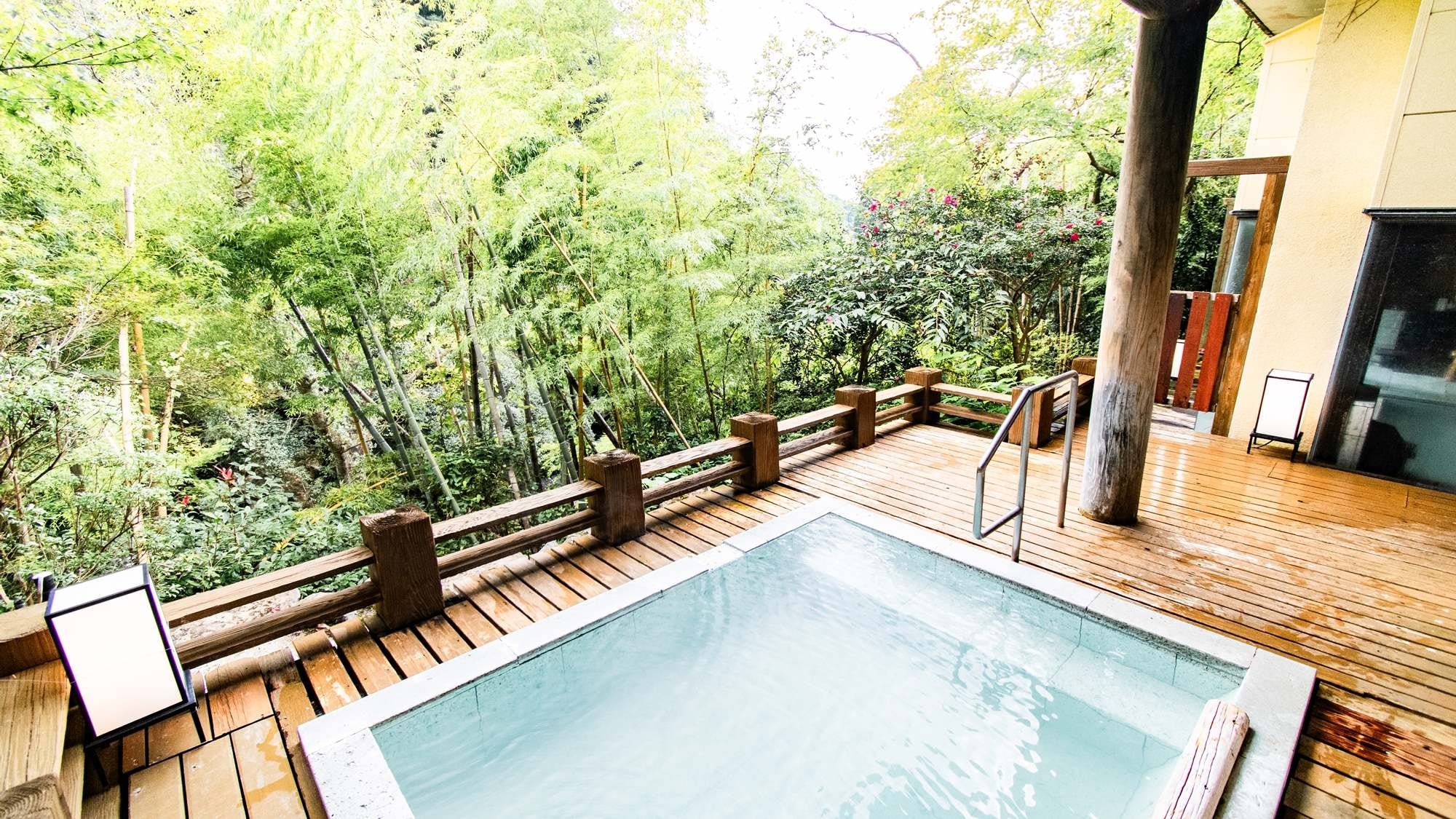 [Large public bath] An open-air bath where you can enjoy the nature of the four seasons