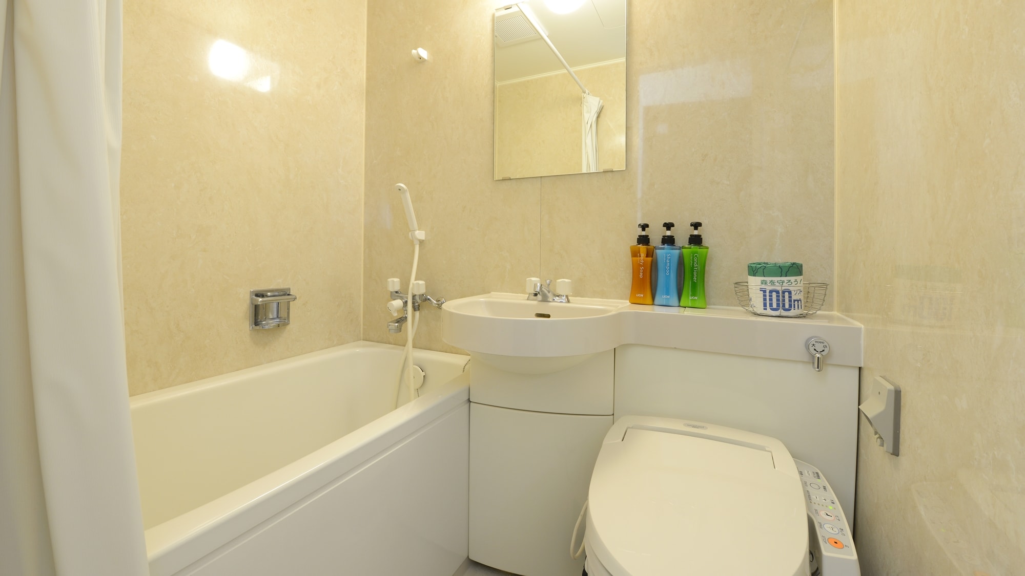 *[Guest room unit bath]