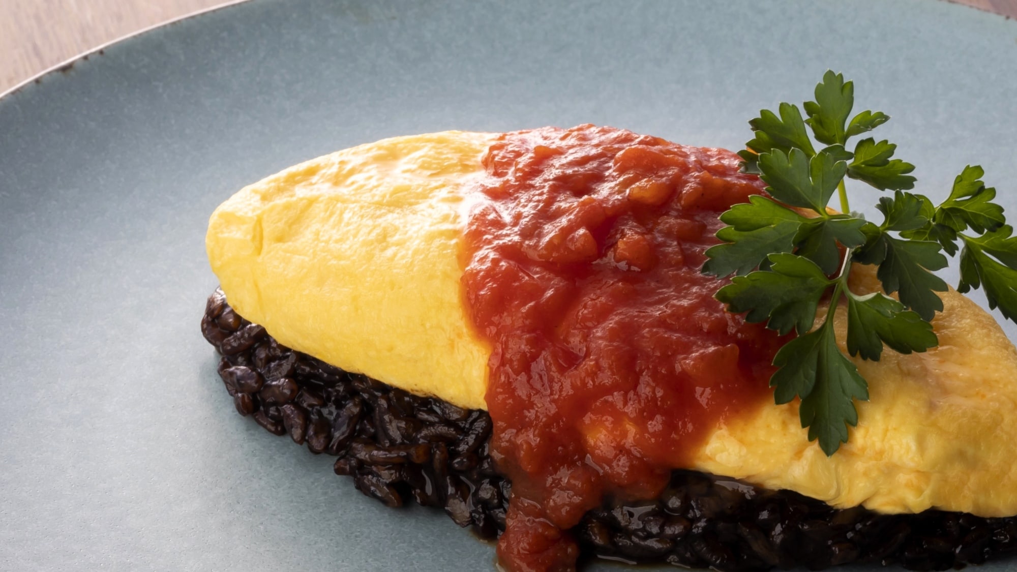 [Breakfast buffet] Freshly made fluffy omelets prepared in a live kitchen are arranged into omelet rice♪