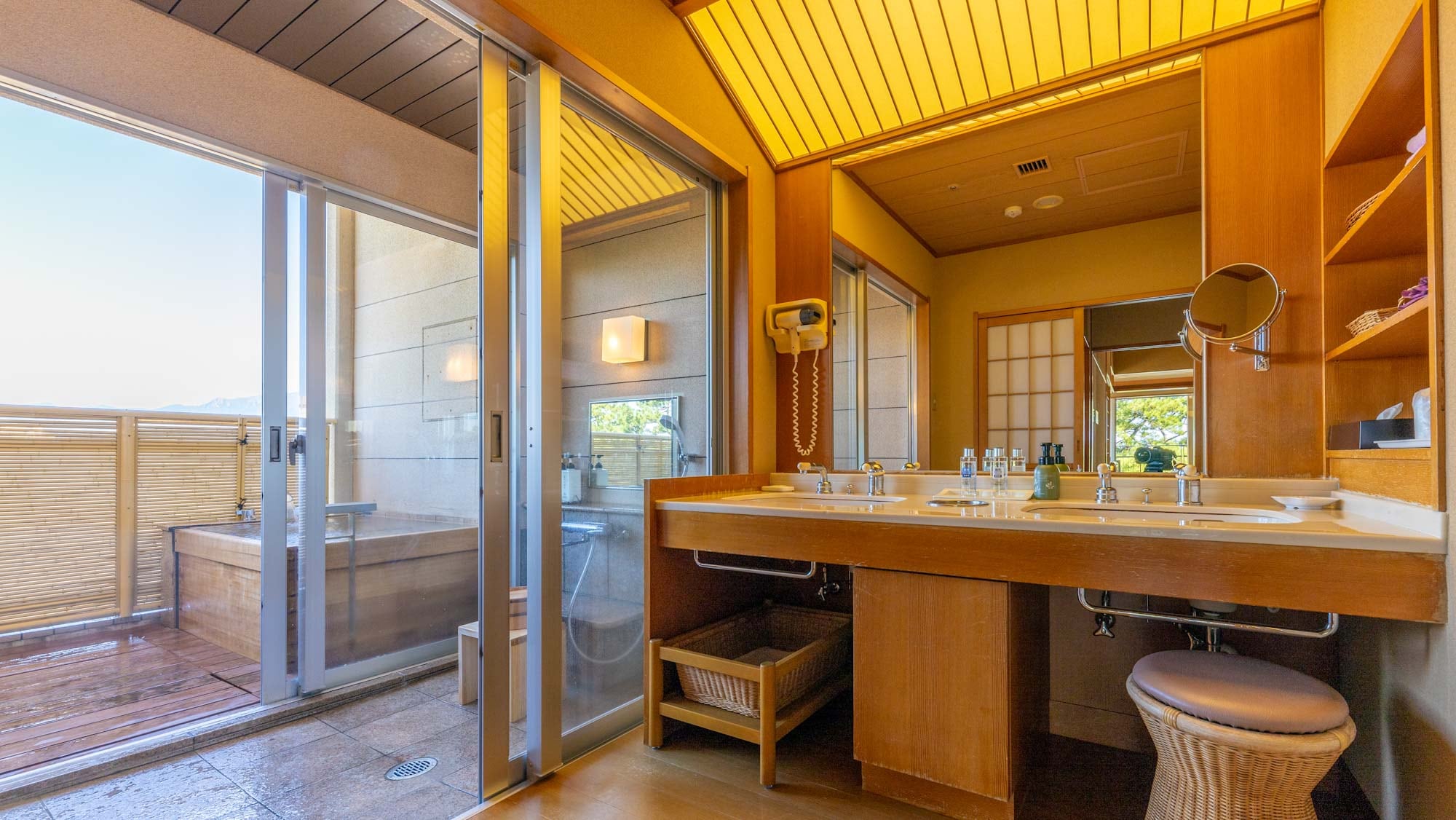 [Room with open-air hot spring bath] Corner room with bed