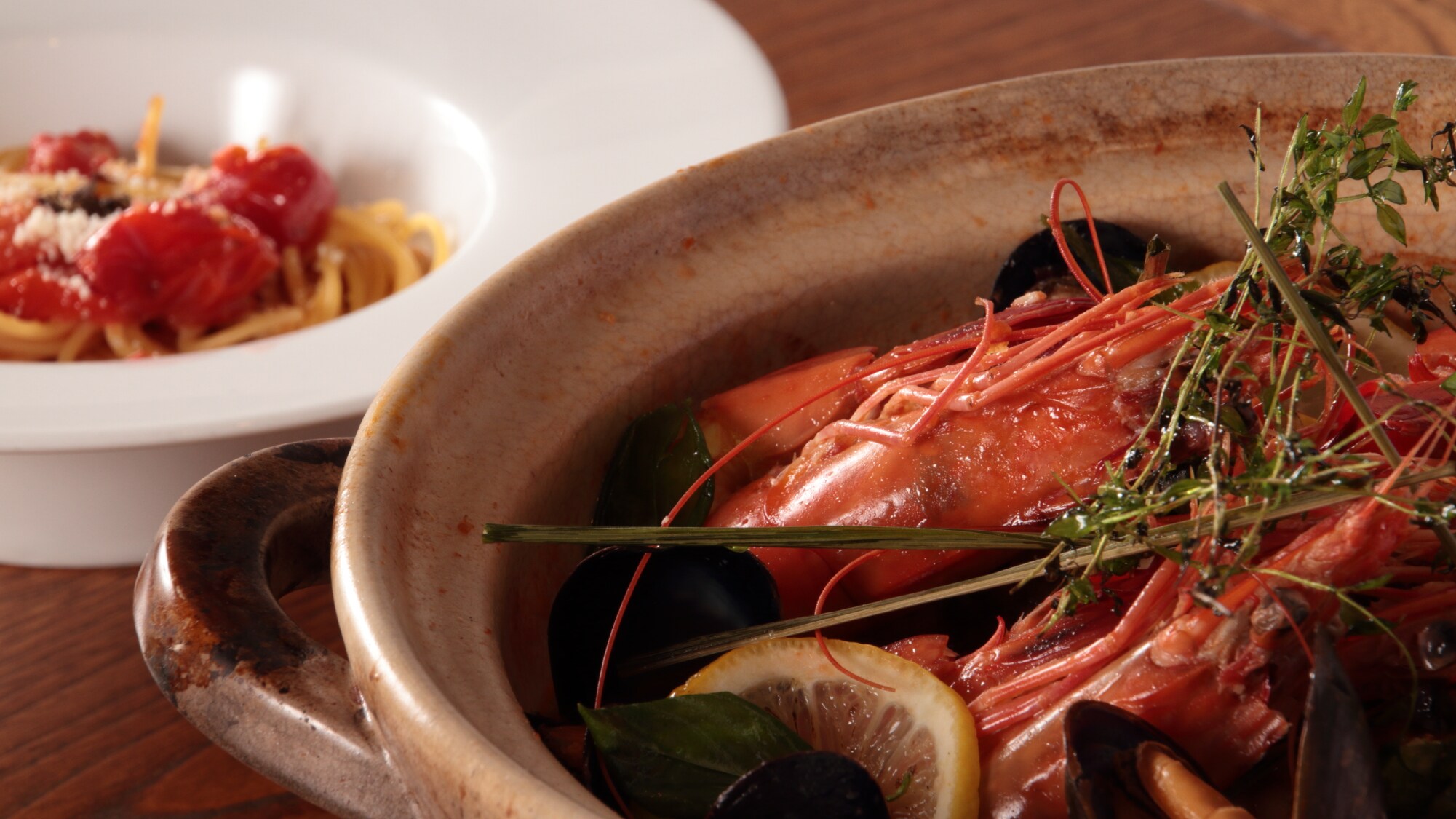 Thưởng thức "Món Ý Đảo" đơn giản với hải sản tươi sống cập cảng và thịt bò Goto.