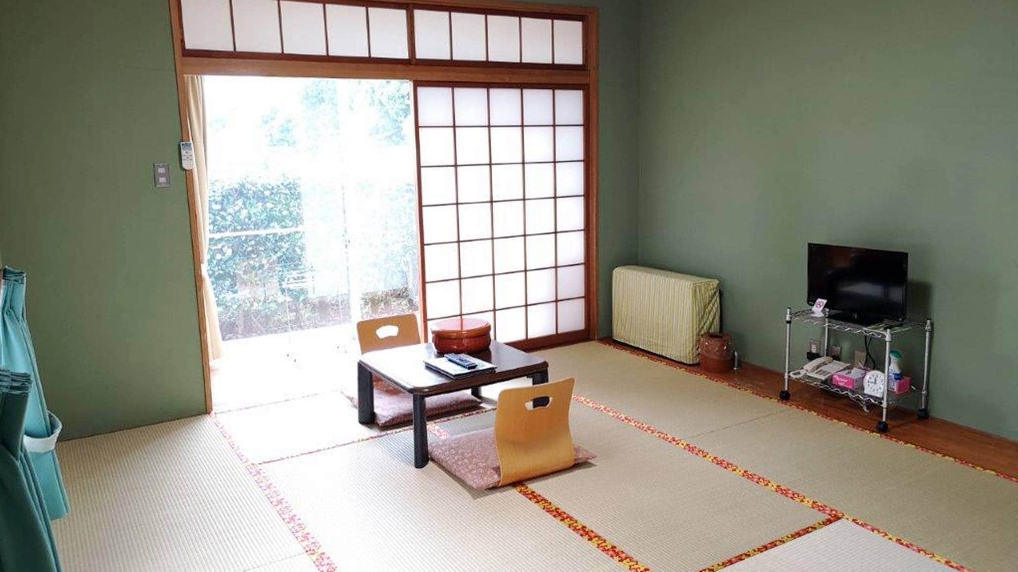 *Guest rooms: 10 tatami Japanese-style rooms. Please stretch out your wings and relax.