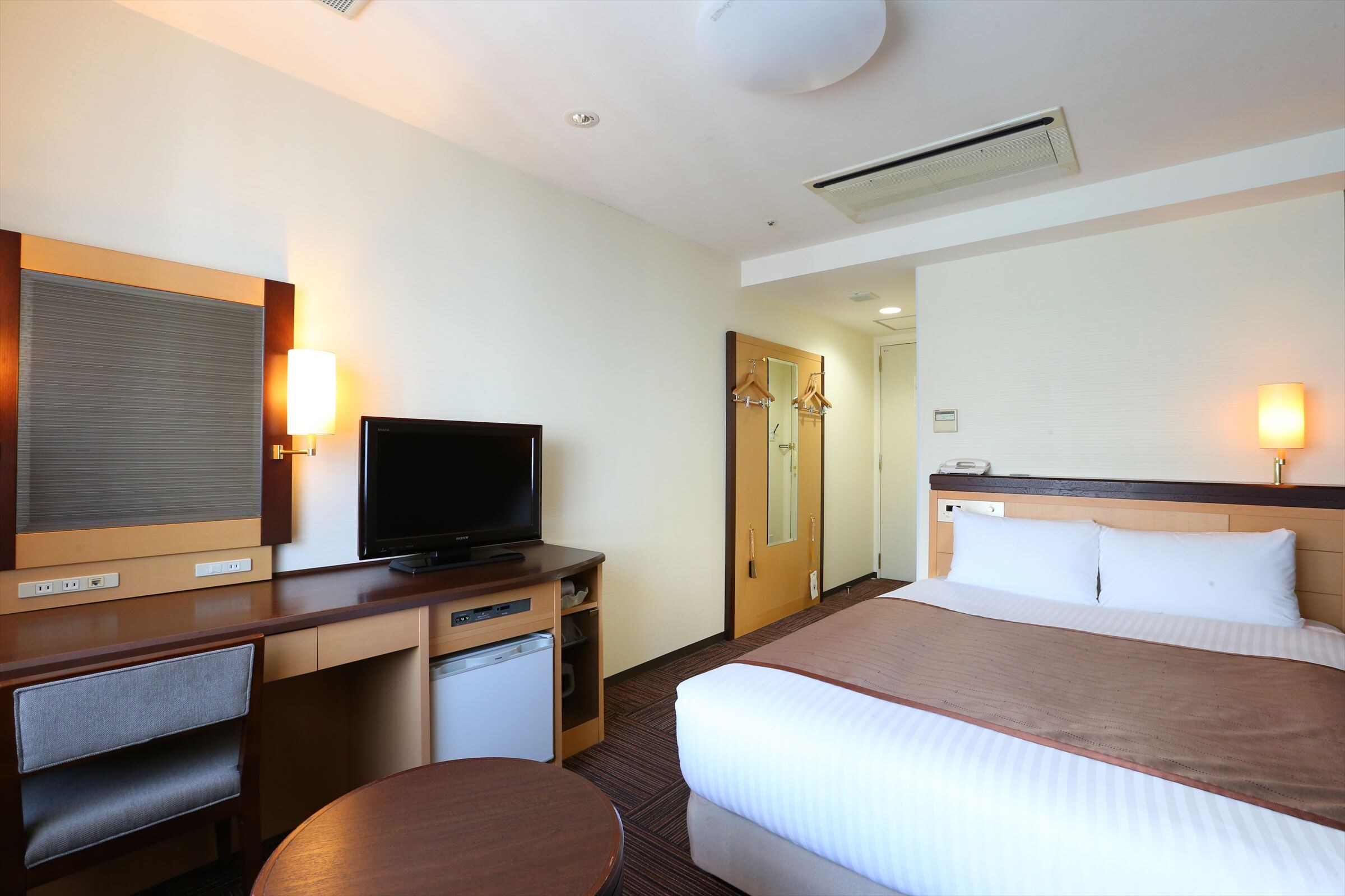 Semi-double room with Simmons 140cm wide bed
