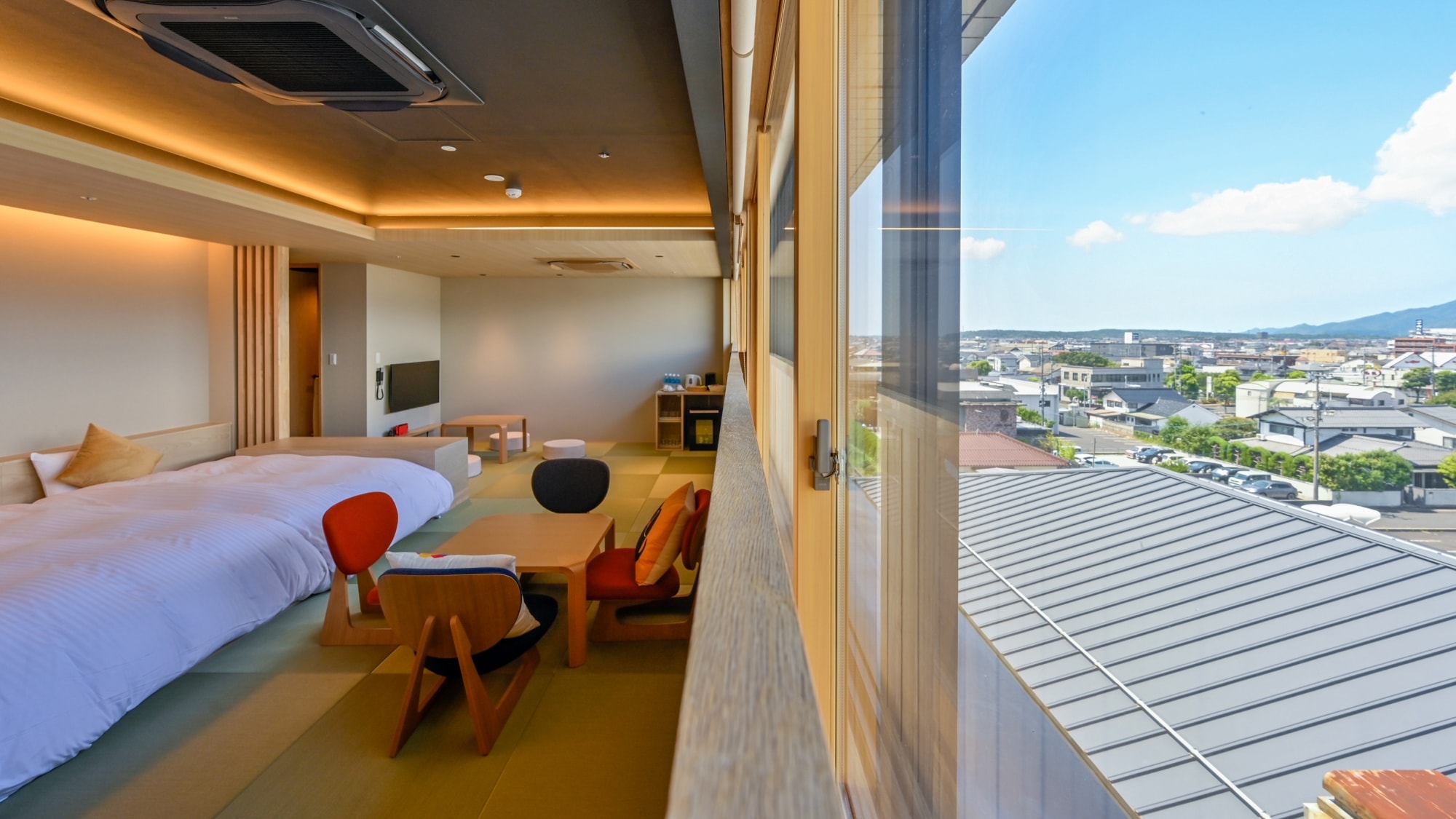 [Japanese Suite - Kumo] View from the window is of the Izumo cityscape and the mysterious mountains