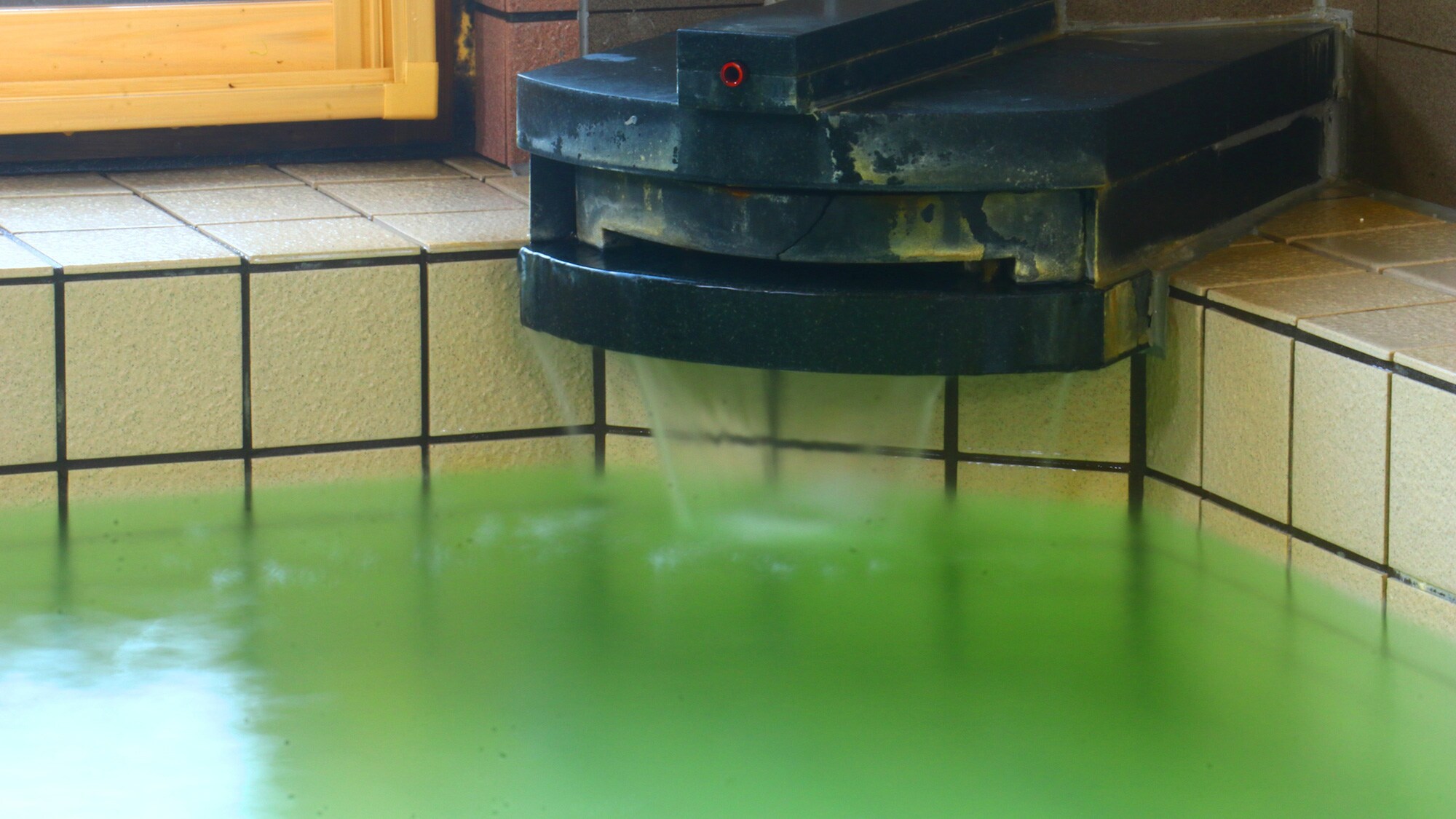 This is a spacious men's bath. It is effective not only for body pain, but also for cold sensitivity, recovery from illness, and fatigue.