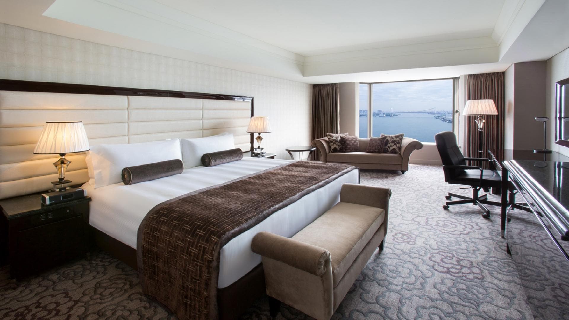 Club floor bay view room (* example)
