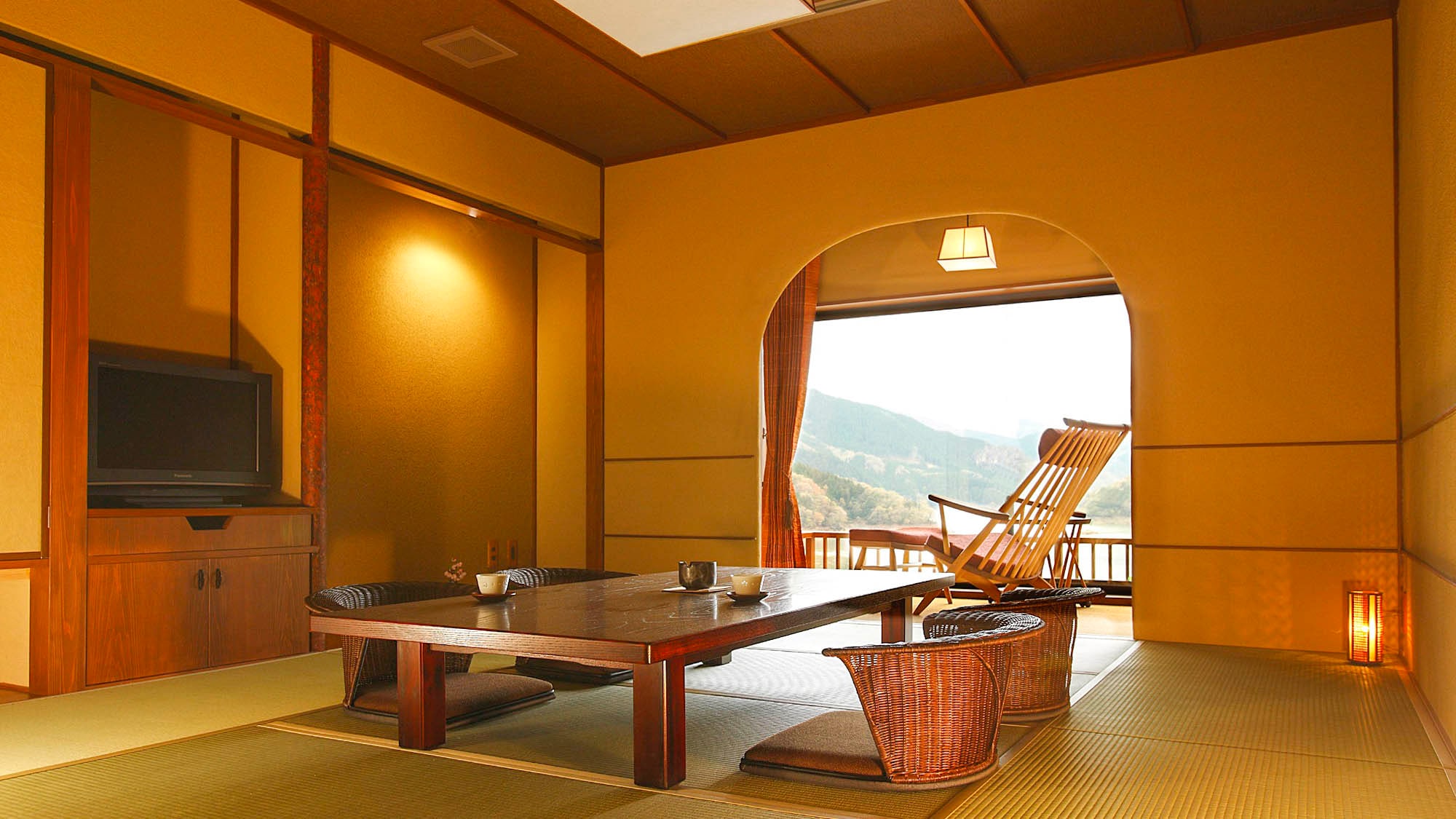 ・ <Akane Yae> A luxurious 10-mat Japanese-style room with a semi-open-air bath overlooking the lake and a wide rim