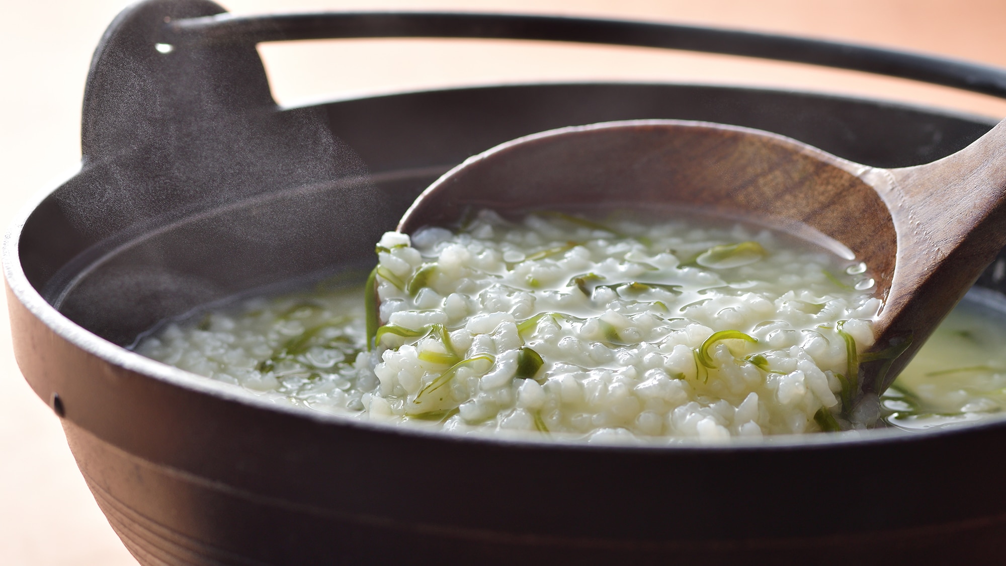 [Mekabu rice porridge] This rice porridge is made with home-grown rice and local specialties, and is delicious enough to warm your body after waking up.