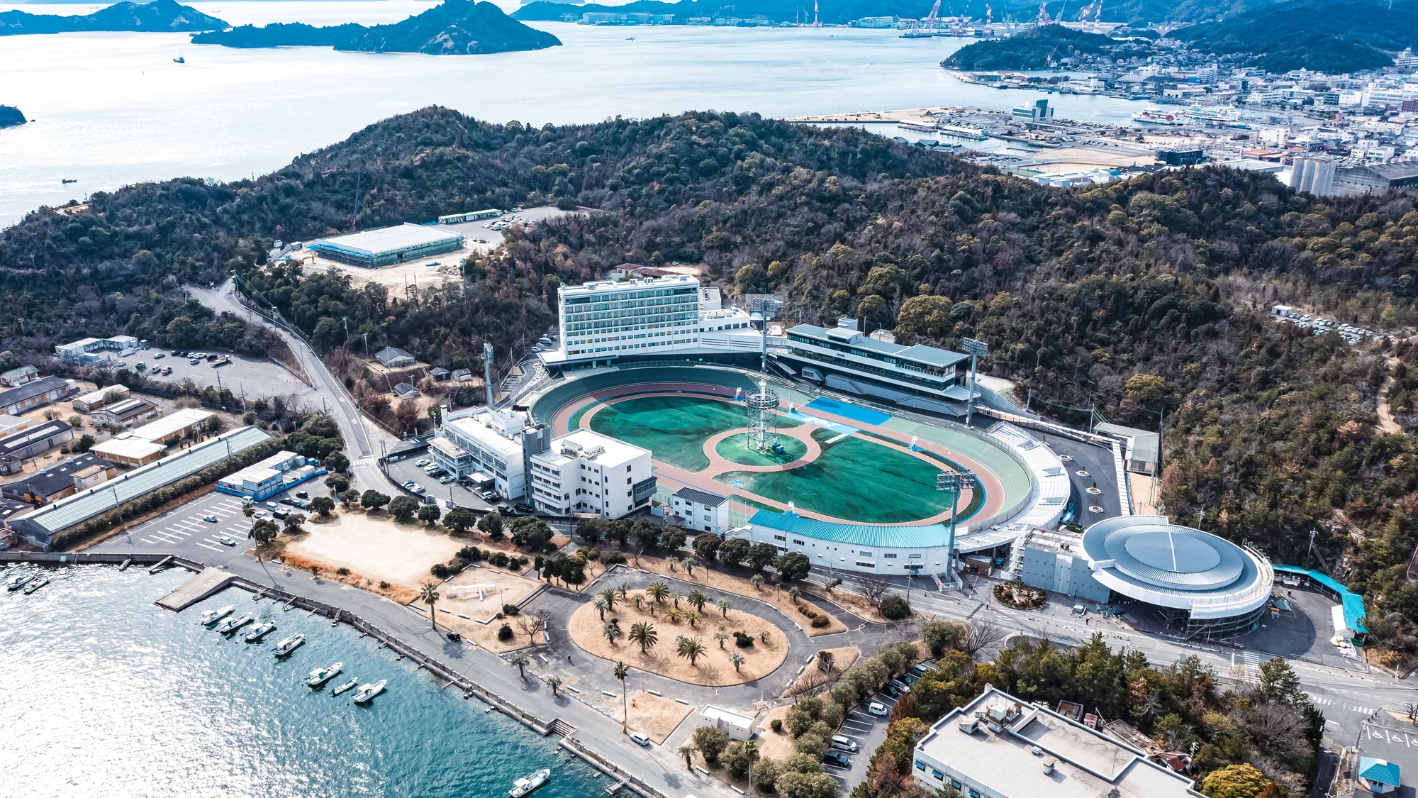 風光明媚な瀬戸内海に沿って建つ、競輪スタジアムと一体になったホテルです