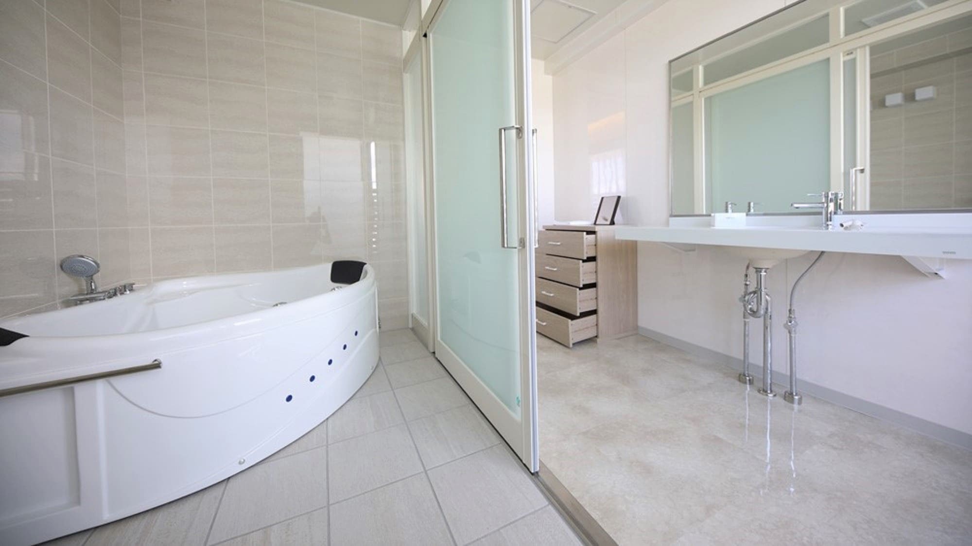 [Premium Suite] 所有房間都配備了乾淨的浴室內的按摩浴缸。