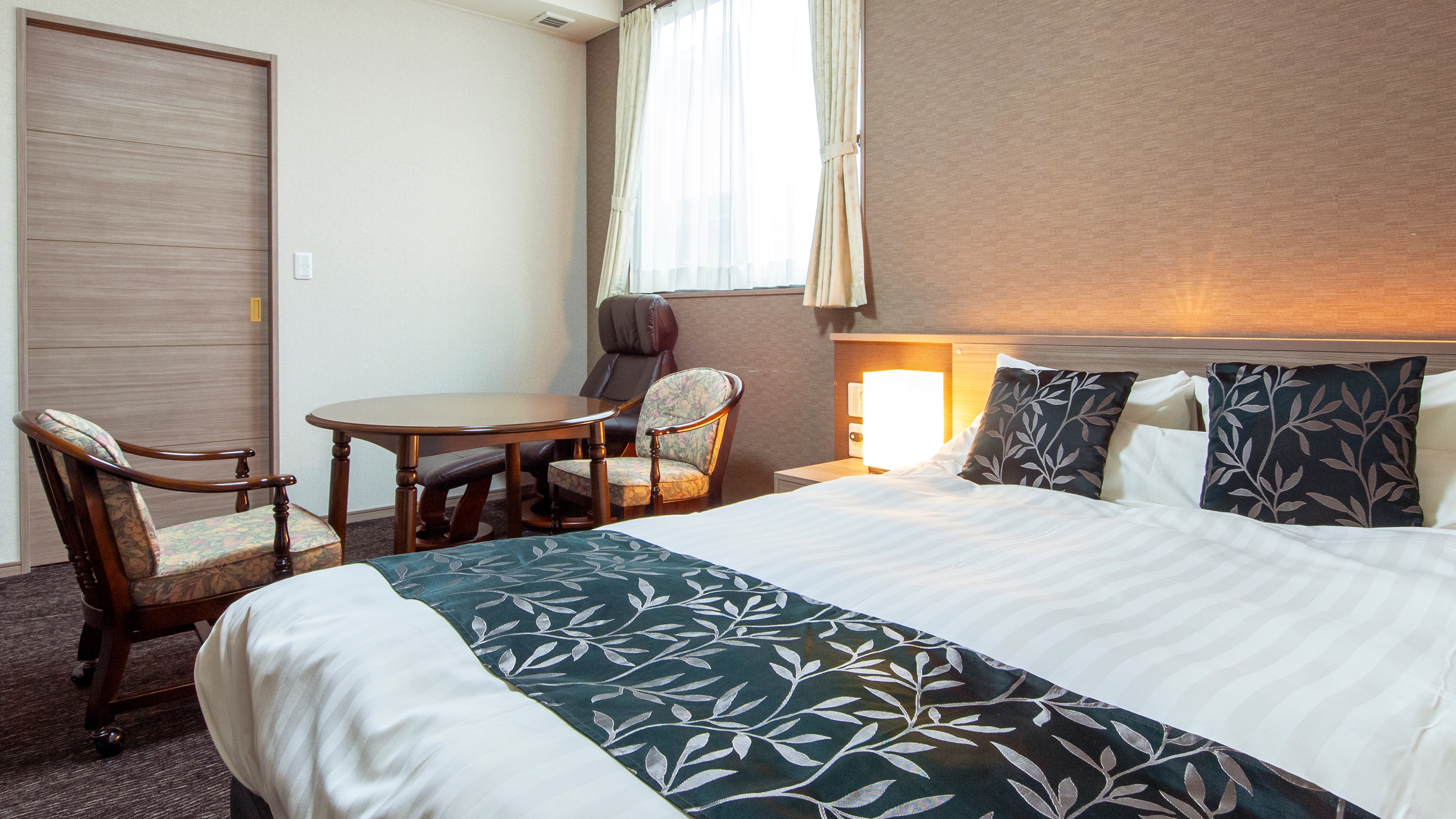[Guest room 13.9 tatami mats] Double bedroom [Non-smoking] It is available for 1 to 2 people.