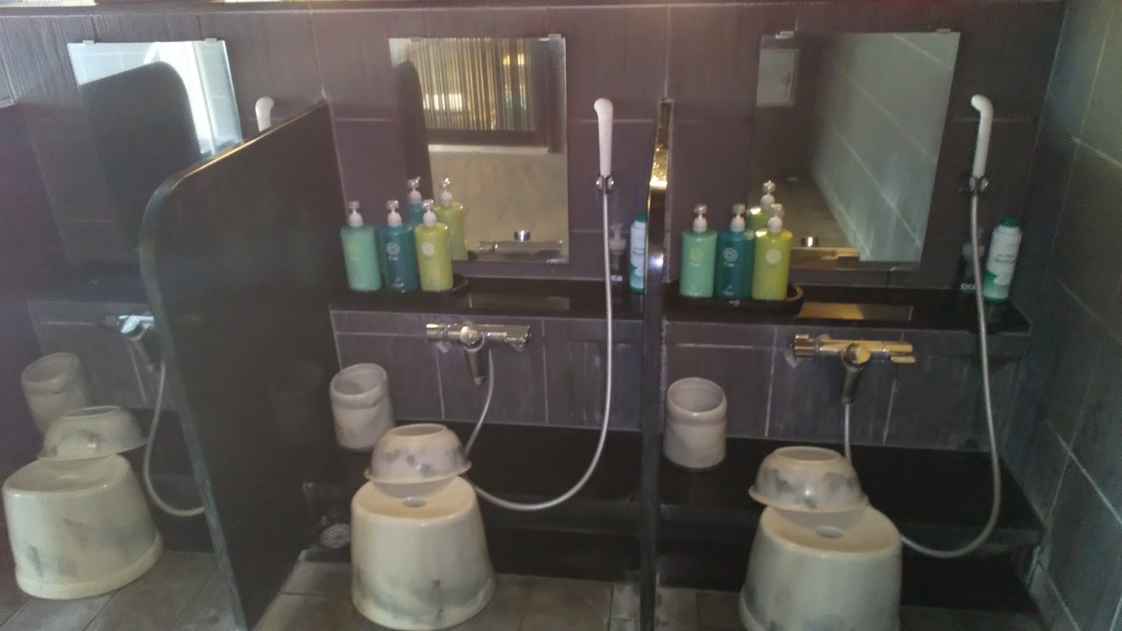 Men's large bath washing area