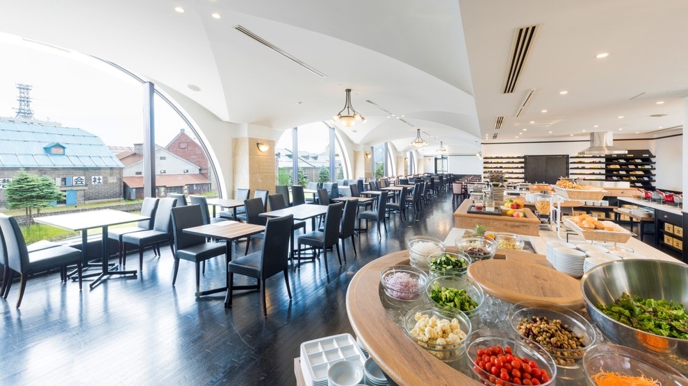 Địa điểm ăn sáng nhìn ra kênh từ cửa sổ lớn. Chúng tôi cung cấp khoảng 70 loại buffet Nhật Bản và phương Tây.