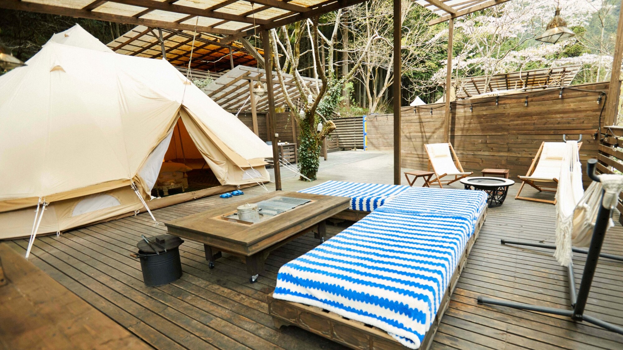 *[SITE_B/Deck] Thức dậy vào buổi sáng thanh lịch trên boong tàu mở.