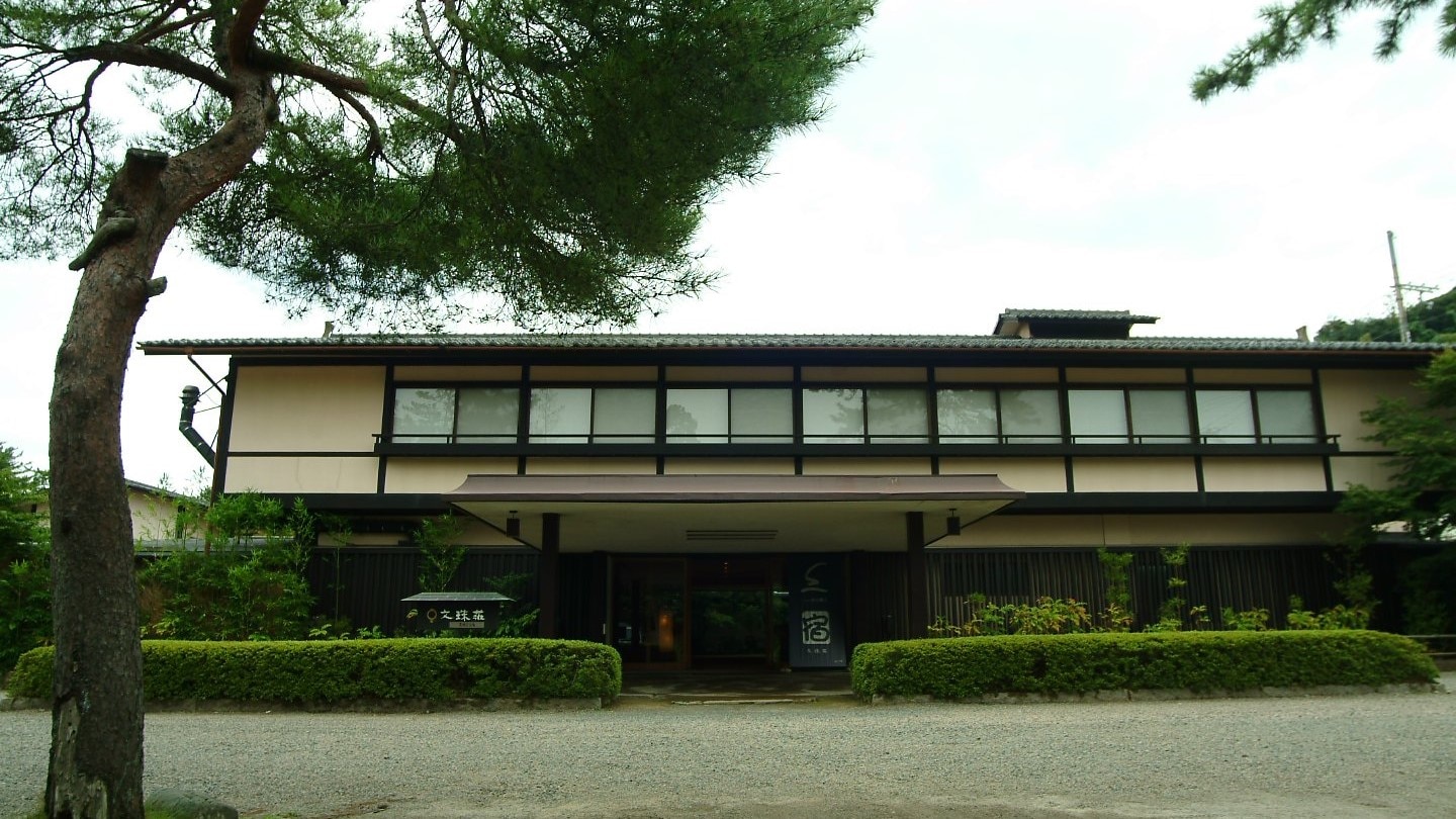 [Front entrance] Welcome to the hotel where you can see "Amanohashidate" from all rooms.