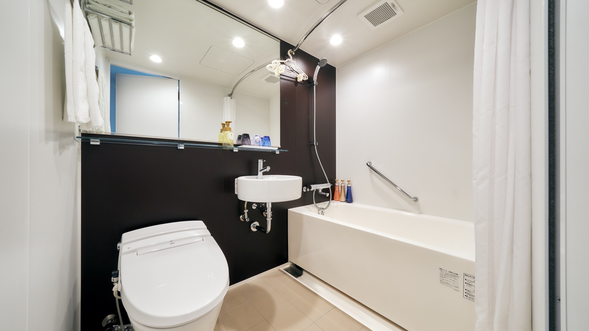 ≪別館・浴室≫茶色裝飾板、大鏡子、混合水龍頭