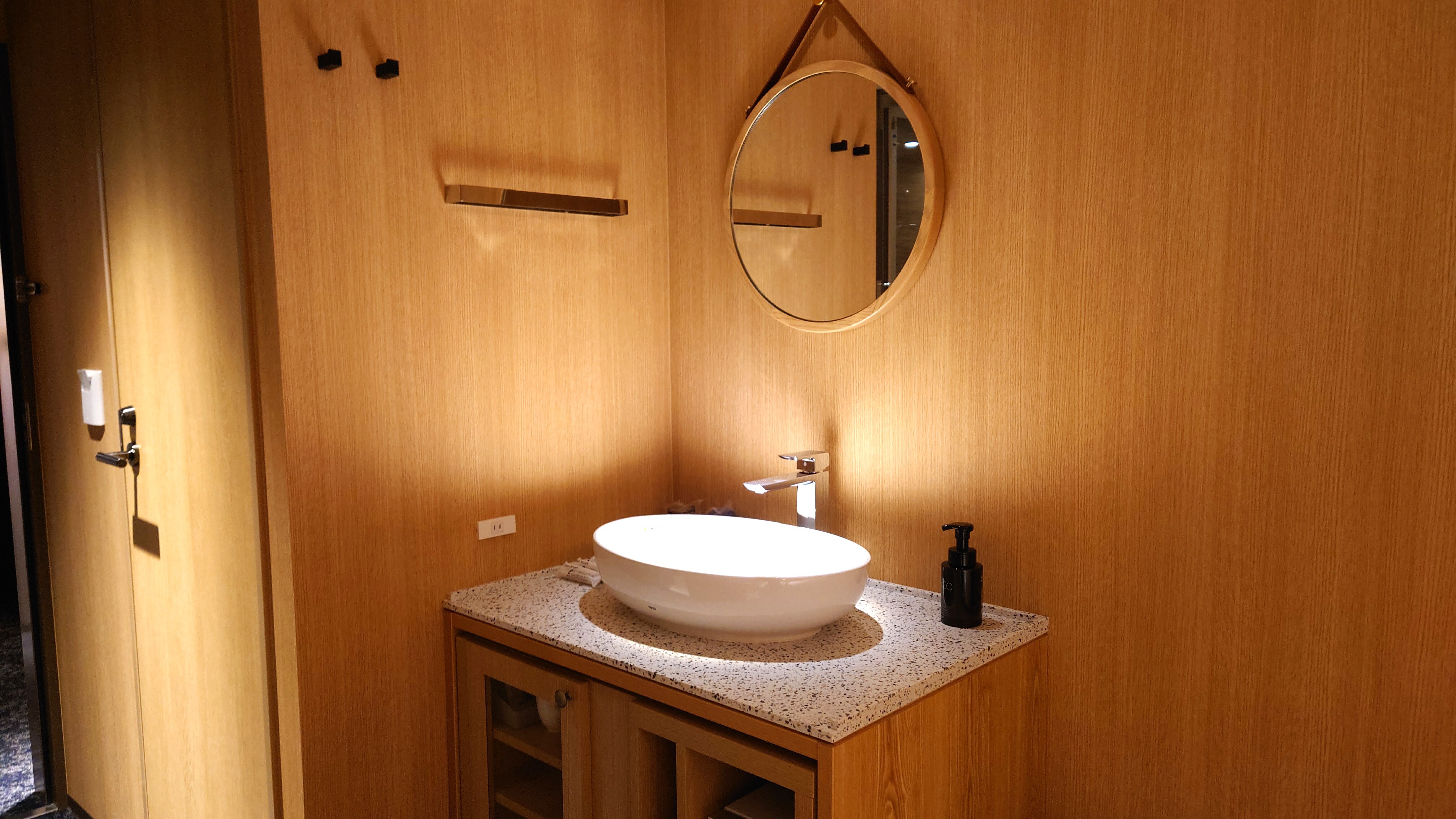 Twin room (washstand)