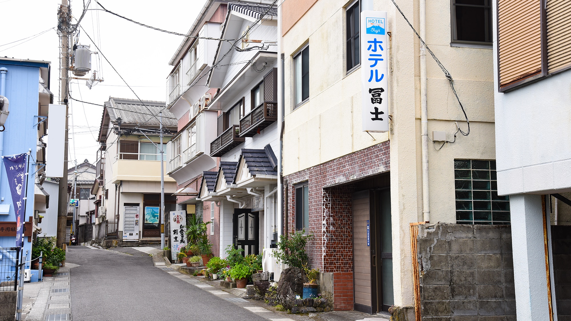 *【外观】酒店静静地矗立在城市中