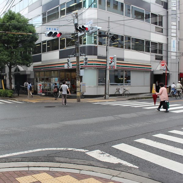 10 seconds walk to the convenience store (facing the road across the road)
