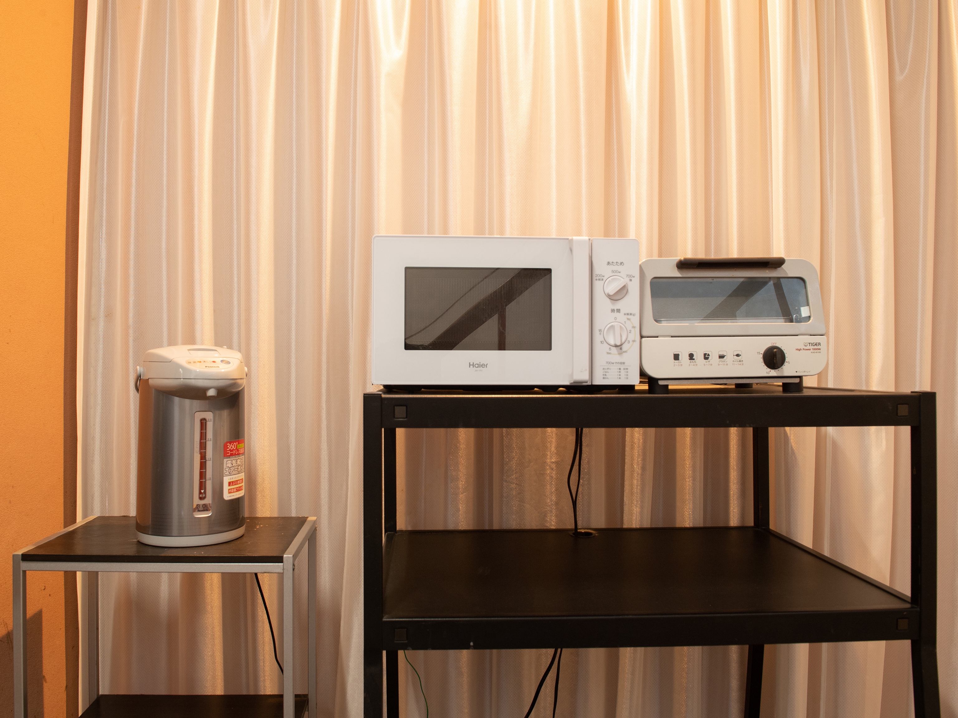 <Common area> Microwave, toaster oven, kettle